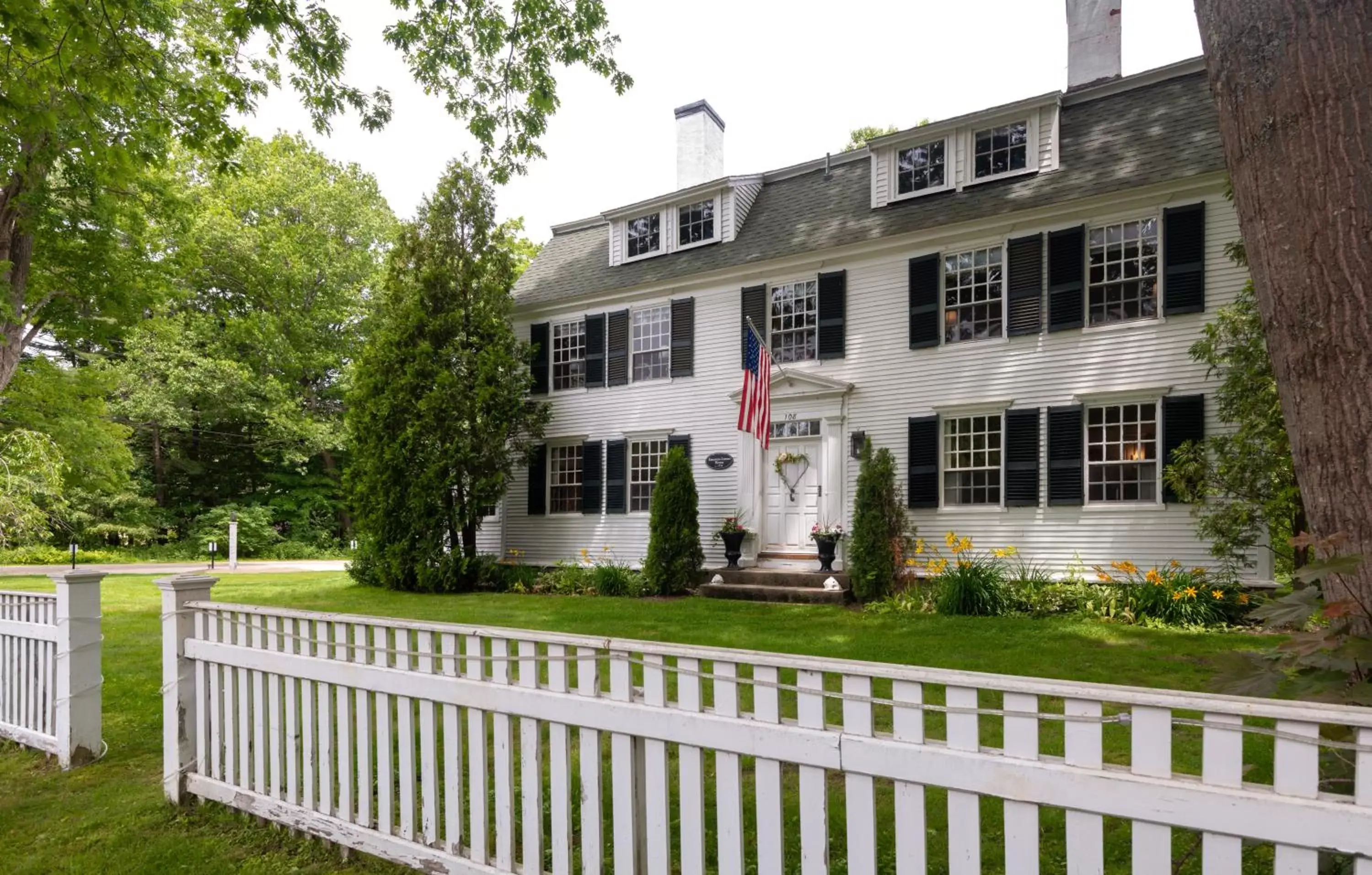 Facade/entrance, Property Building in Waldo Emerson Inn