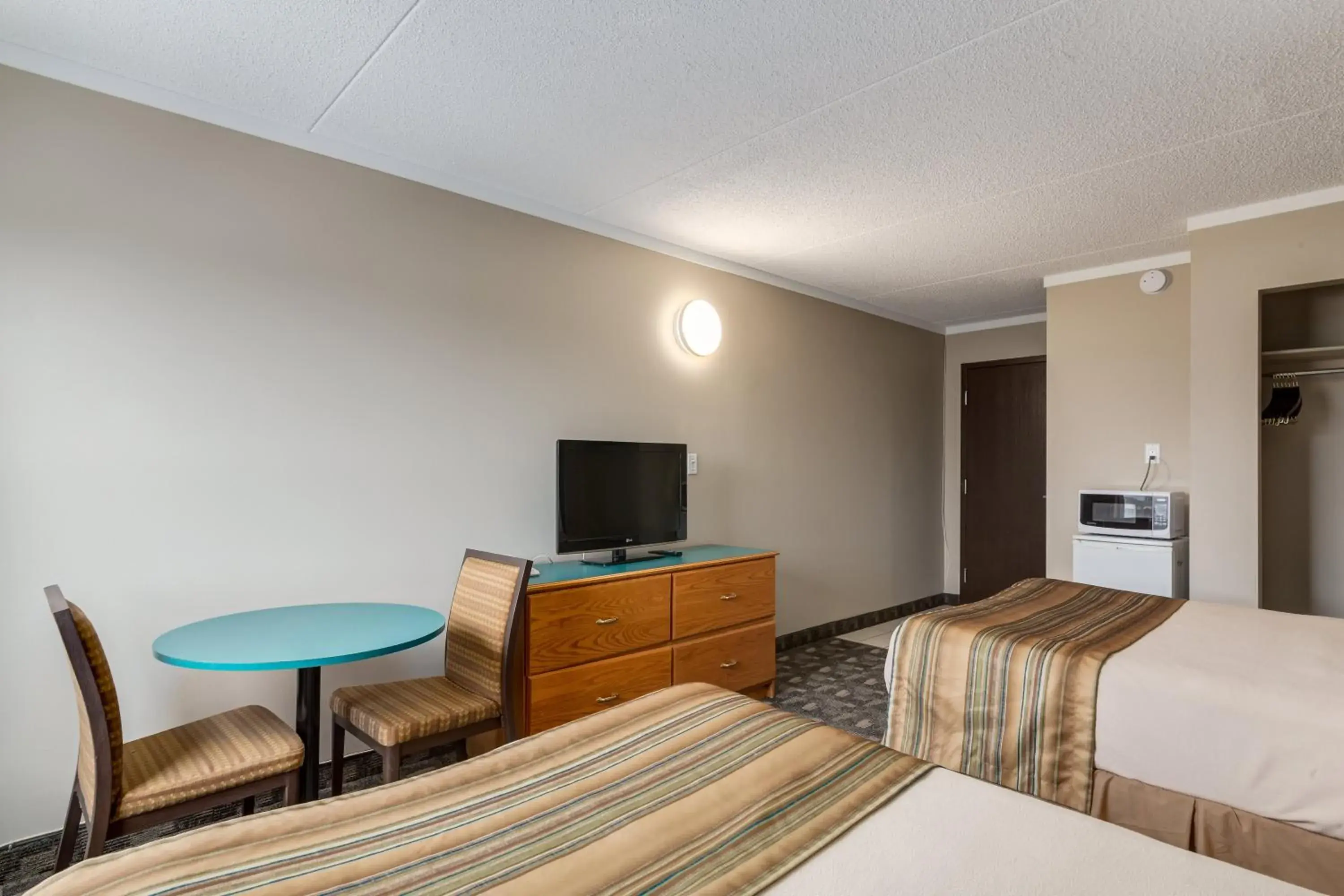 Photo of the whole room, TV/Entertainment Center in Airport Traveller's Inn