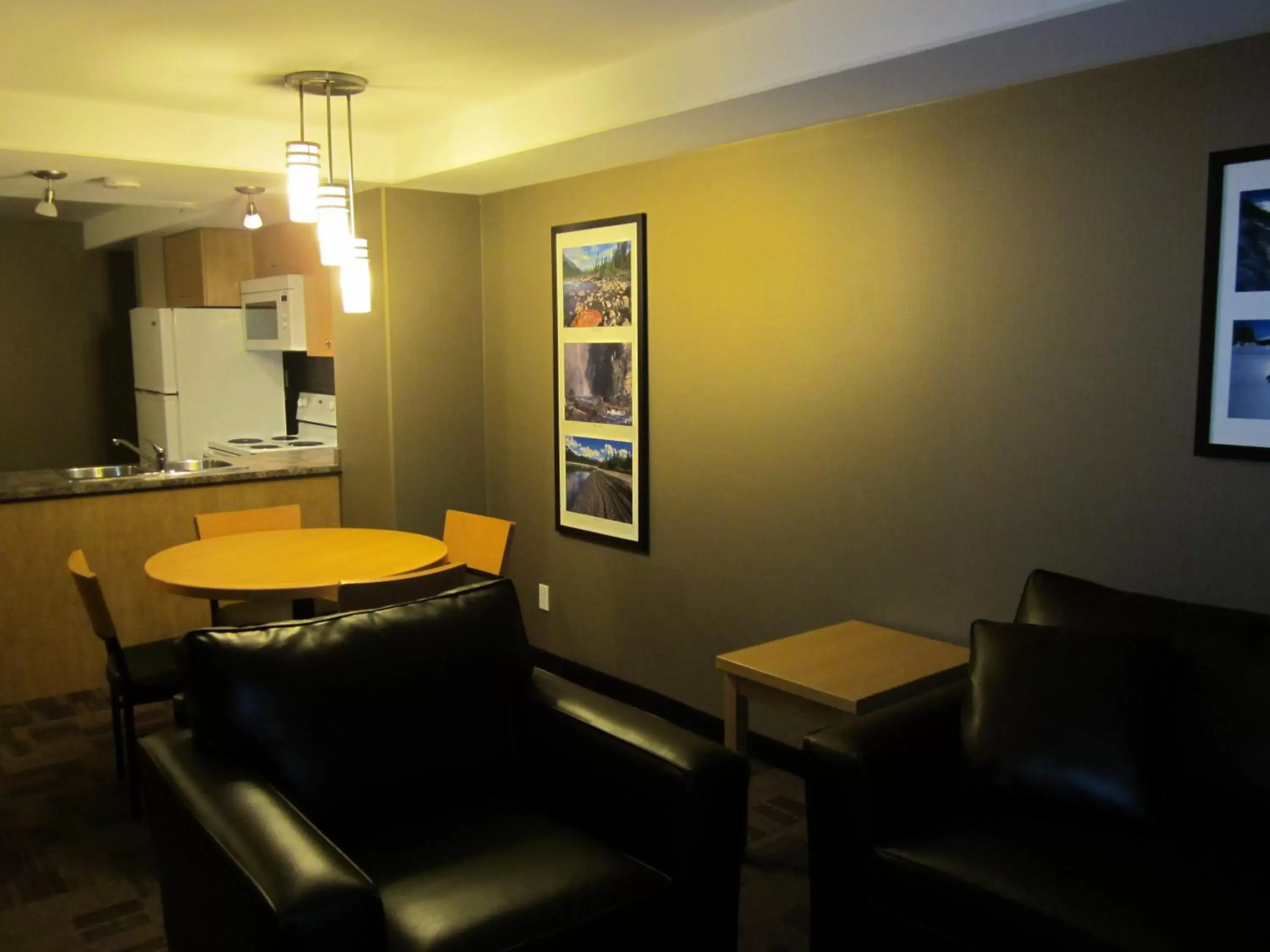 Dining area, Seating Area in Woodlands Inn & Suites