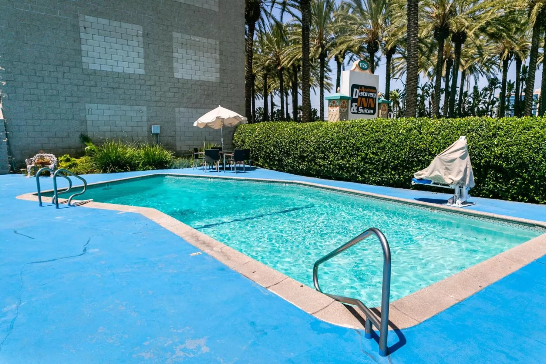 Swimming pool in Anaheim Discovery Inn and Suites