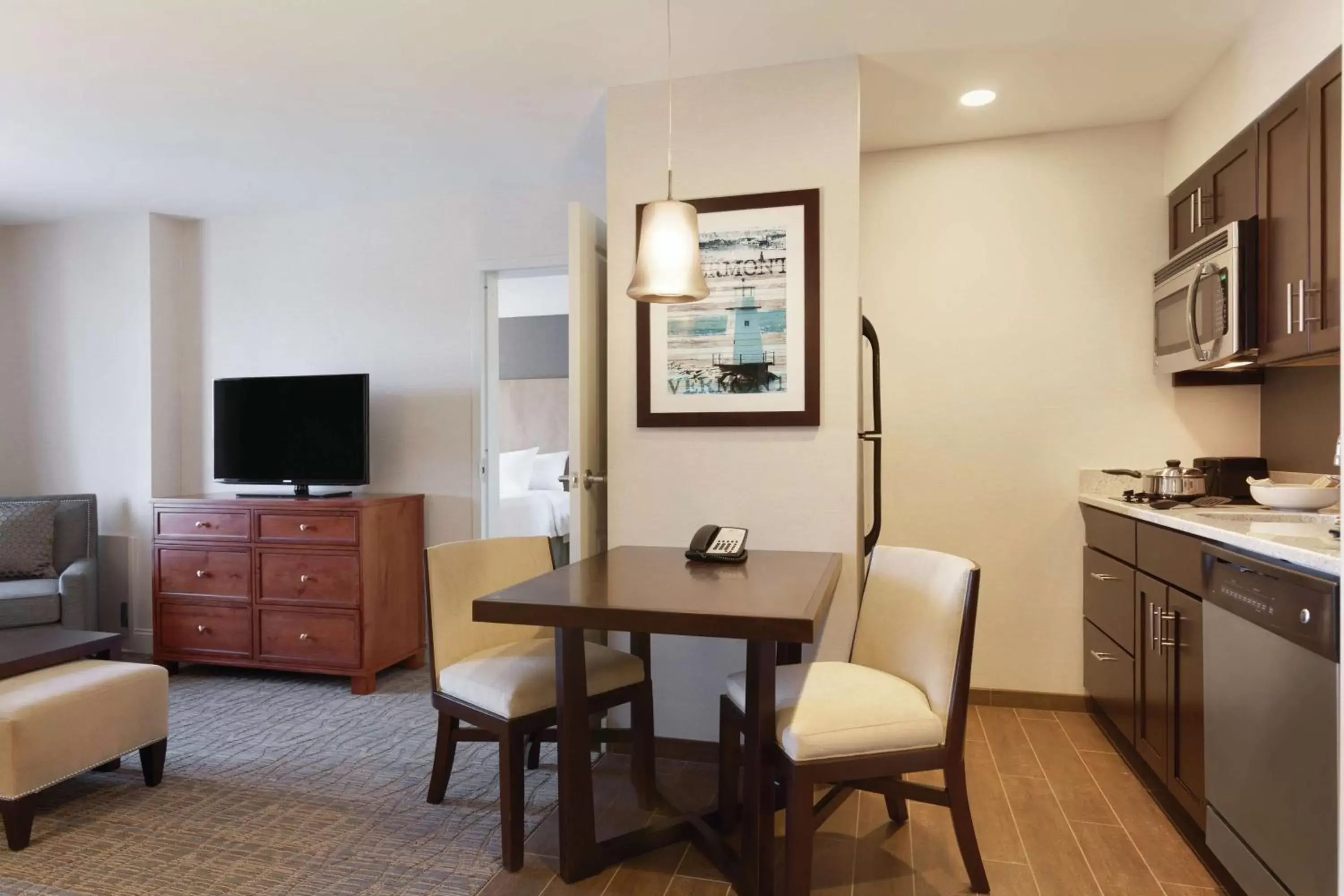 Bedroom, Kitchen/Kitchenette in Homewood Suites by Hilton Burlington