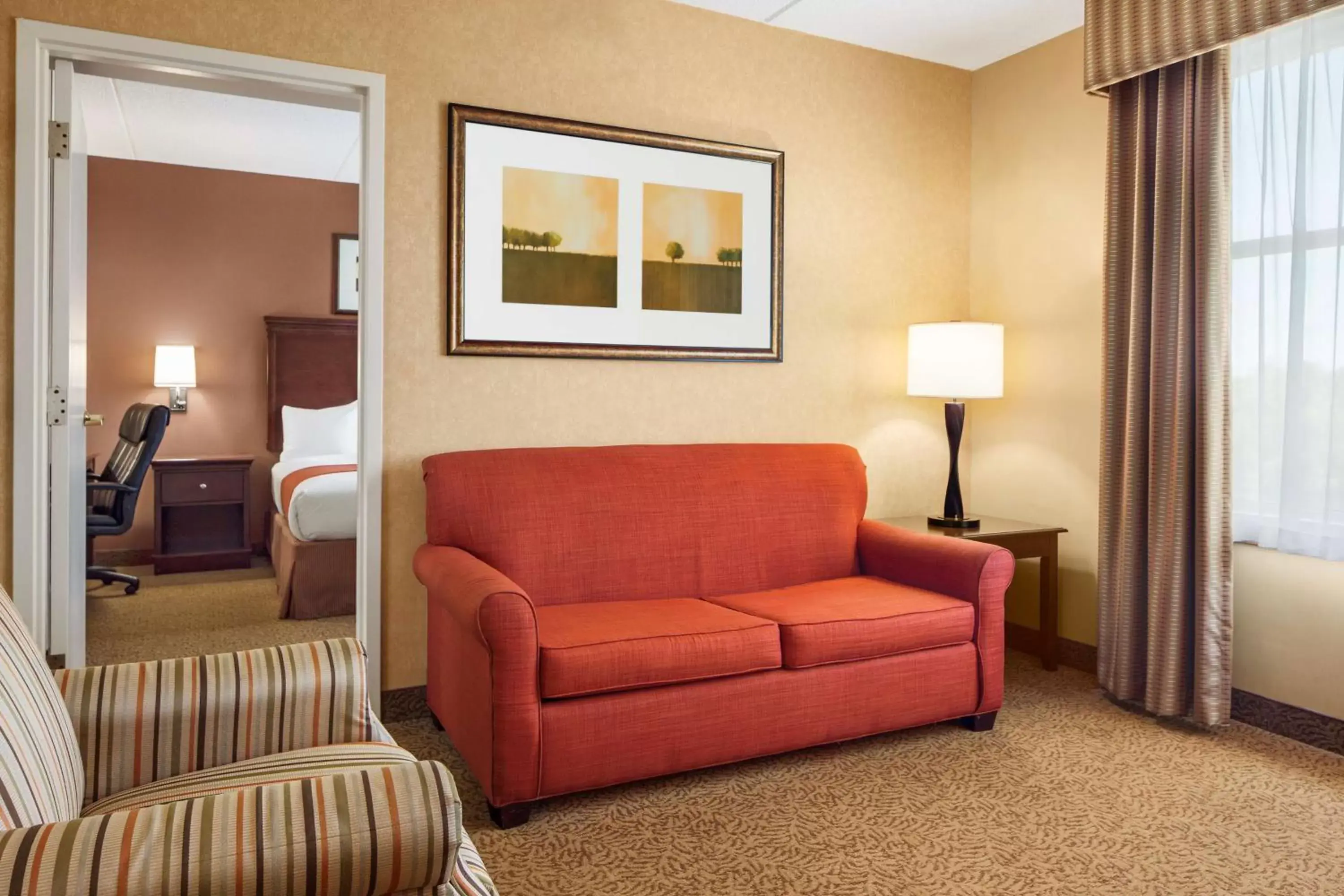 Living room, Seating Area in Country Inn & Suites by Radisson, Cuyahoga Falls, OH