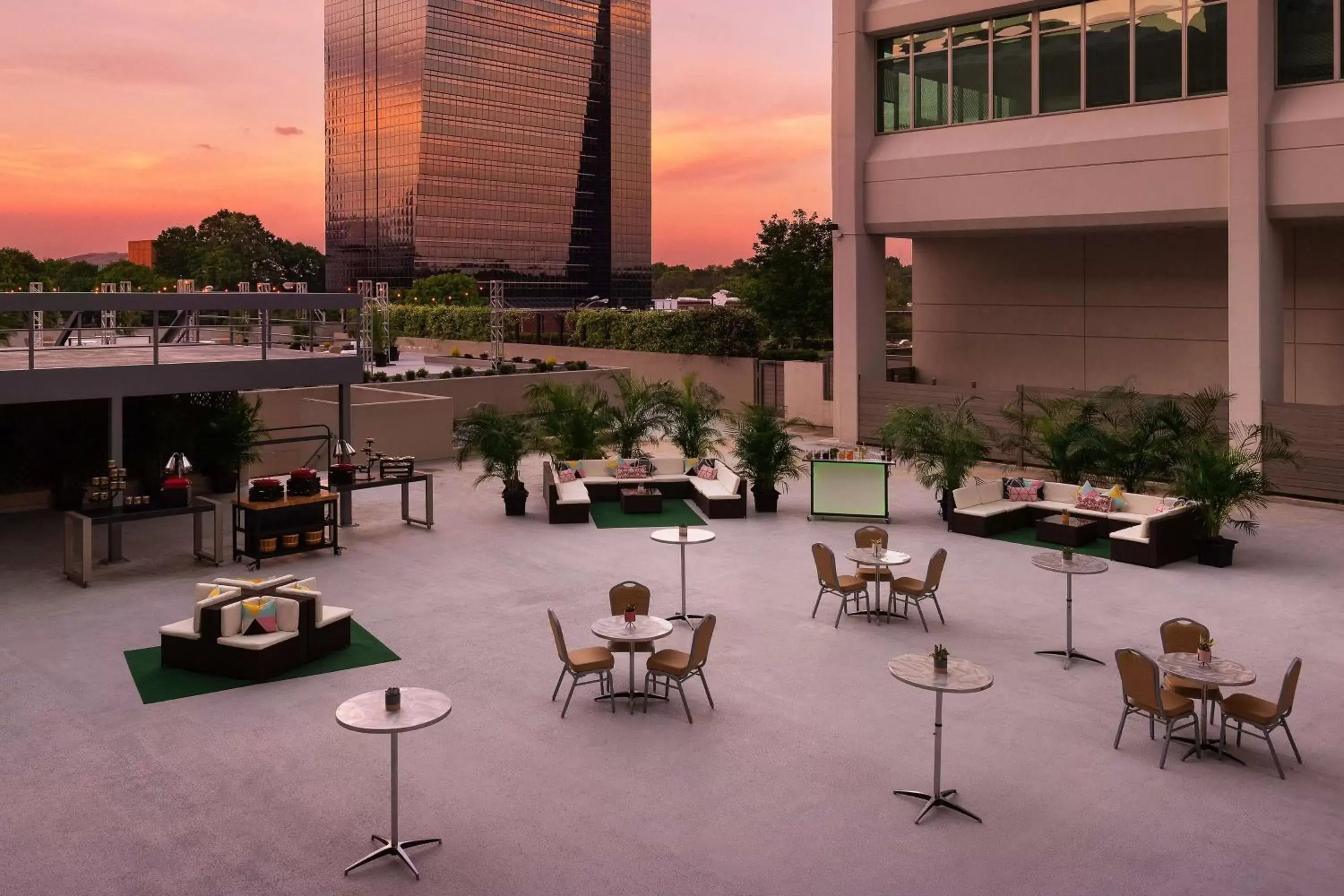 Inner courtyard view, Restaurant/Places to Eat in Hilton Atlanta