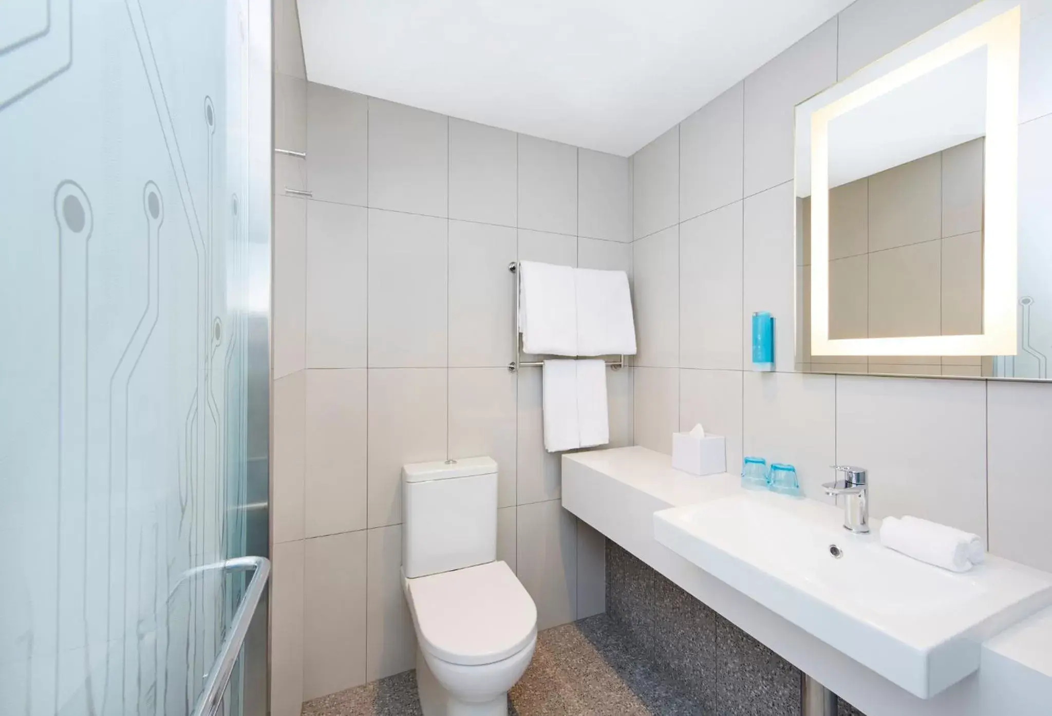 Photo of the whole room, Bathroom in Holiday Inn Express Sydney Macquarie Park, an IHG Hotel