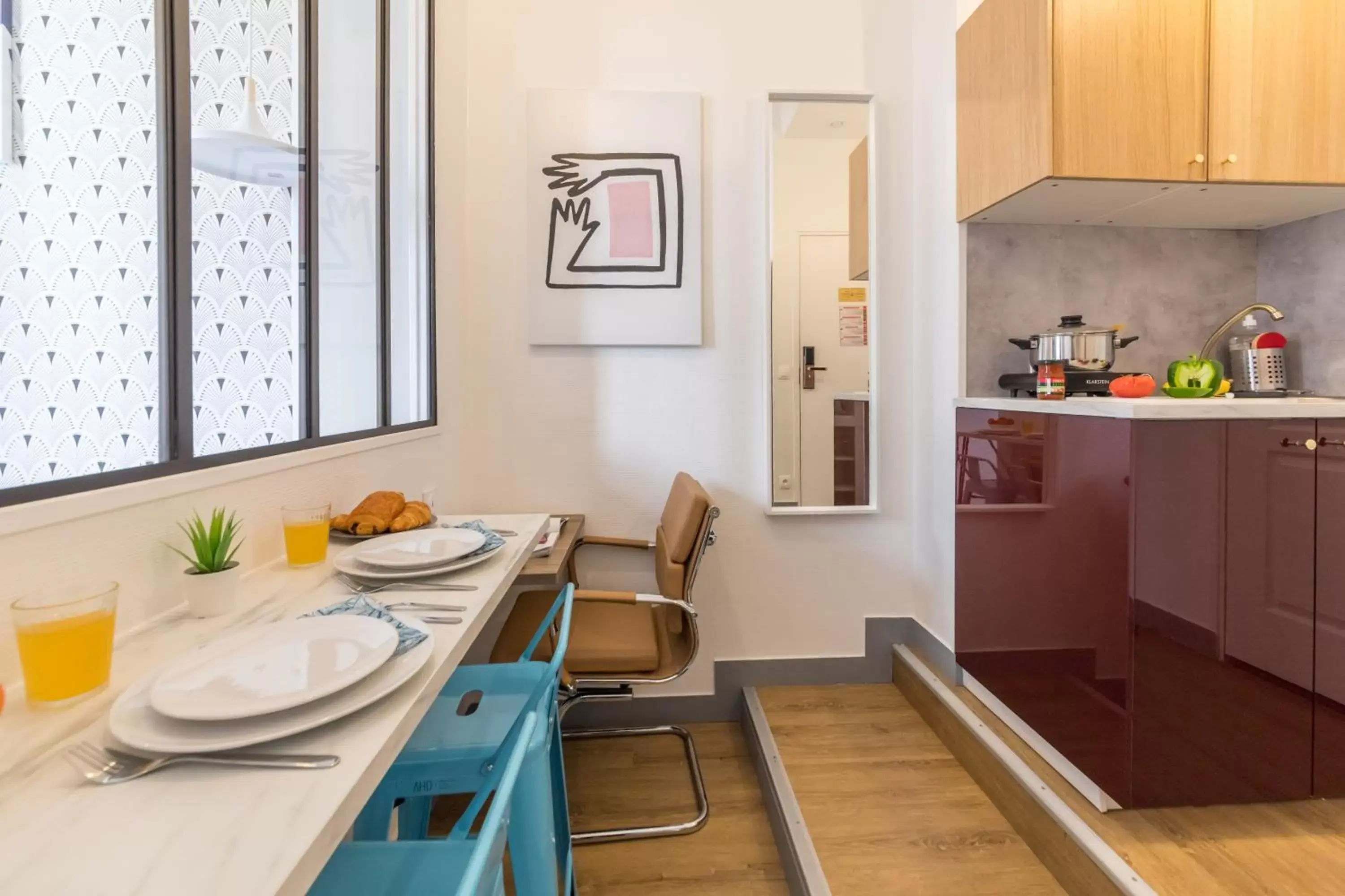 Dining area, Kitchen/Kitchenette in Apartments WS Haussmann - La Fayette