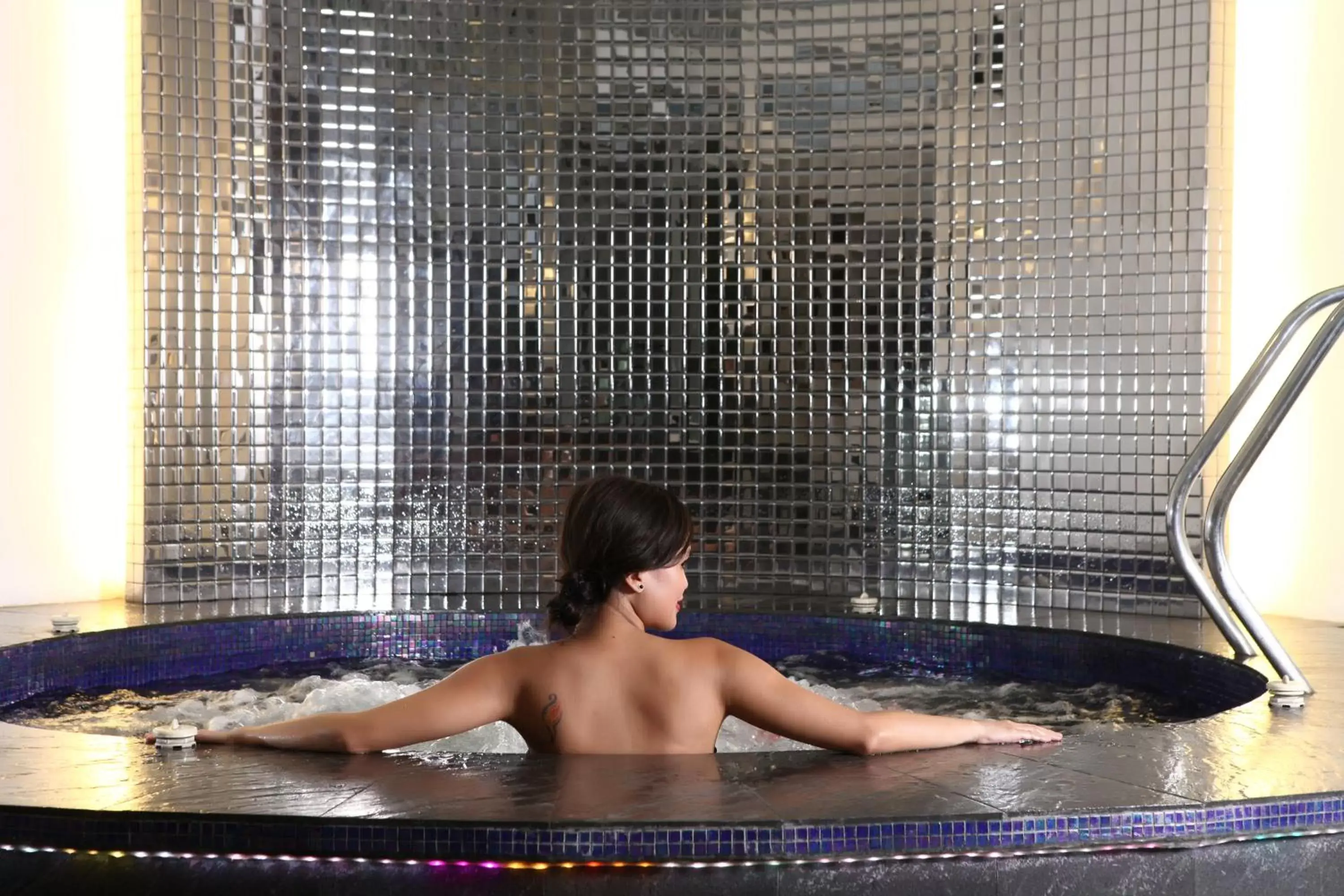 Hot Tub, Swimming Pool in Manila Lotus Hotel