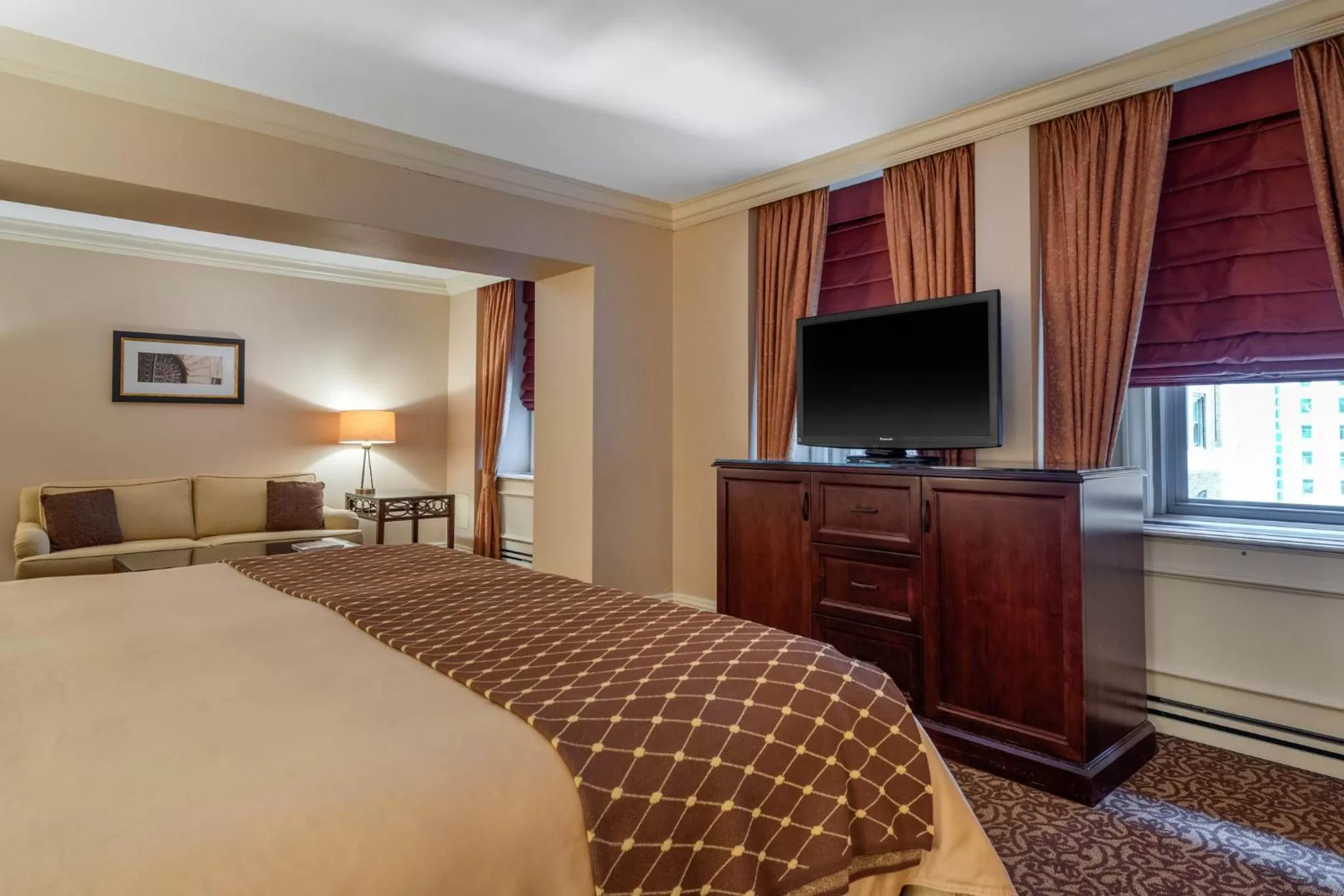 Photo of the whole room, Bed in Omni William Penn Hotel