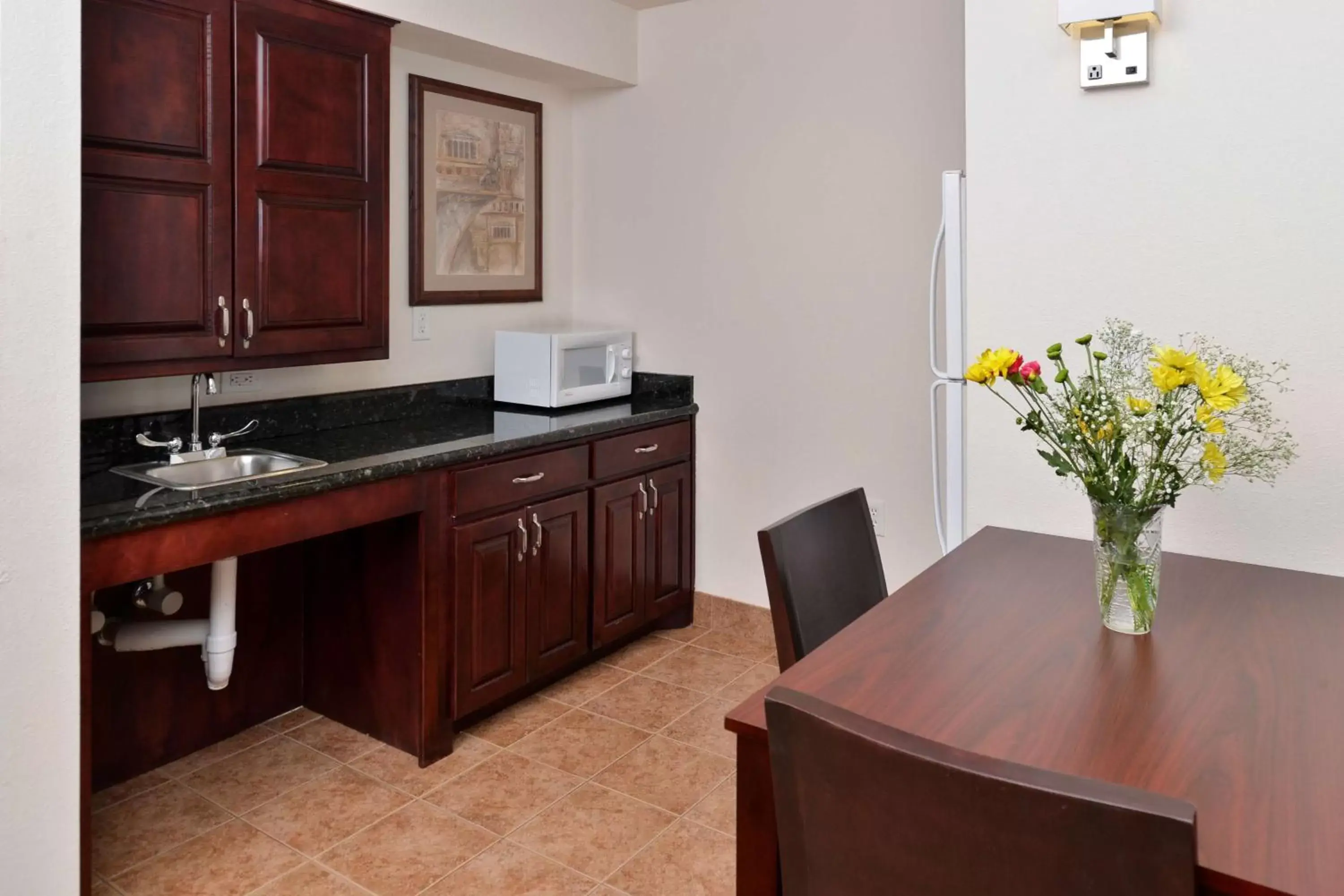 Bed, Kitchen/Kitchenette in Hampton Inn Houston-Deer Park Ship Area