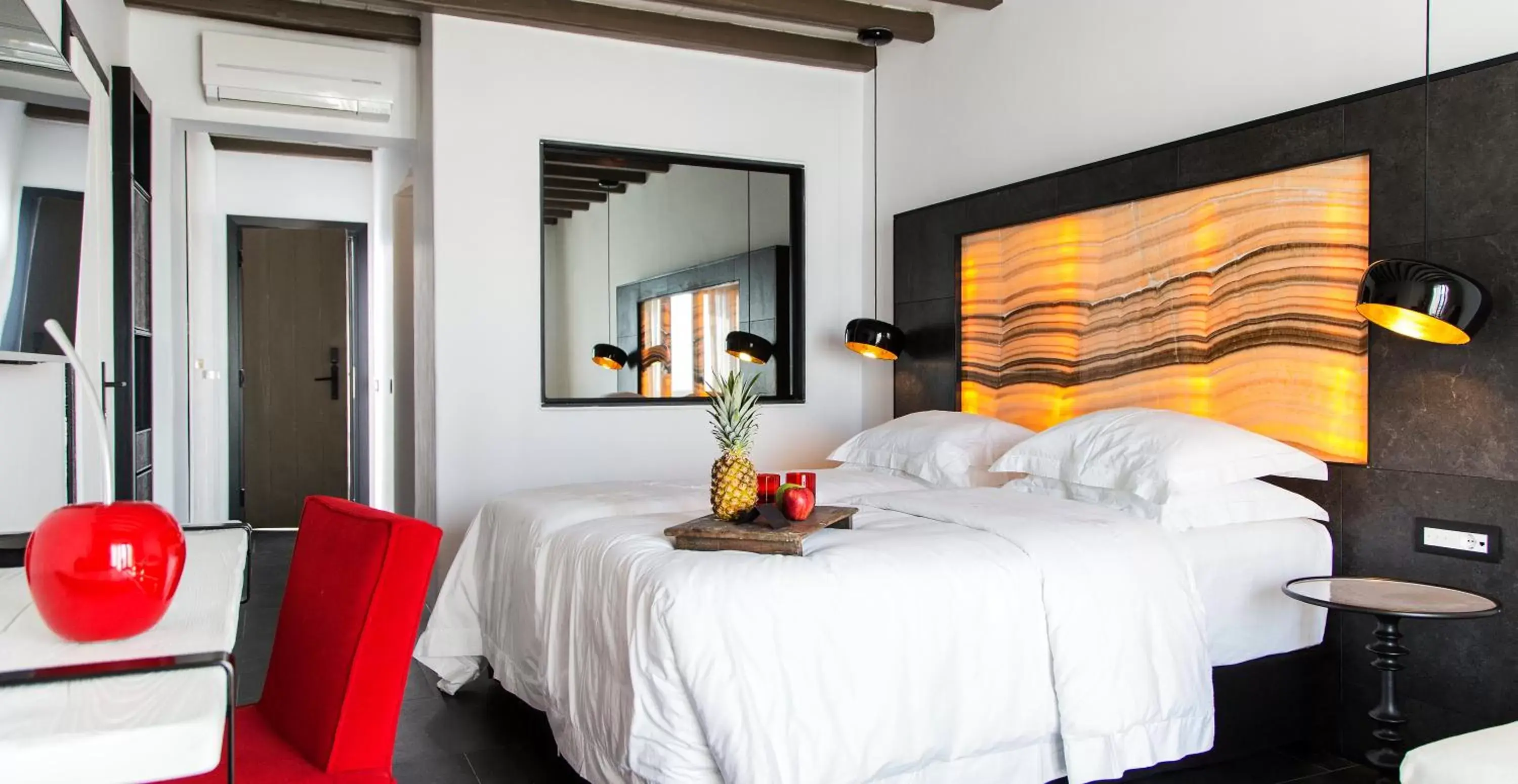 Photo of the whole room, Bed in Myconian Avaton - Design Hotels