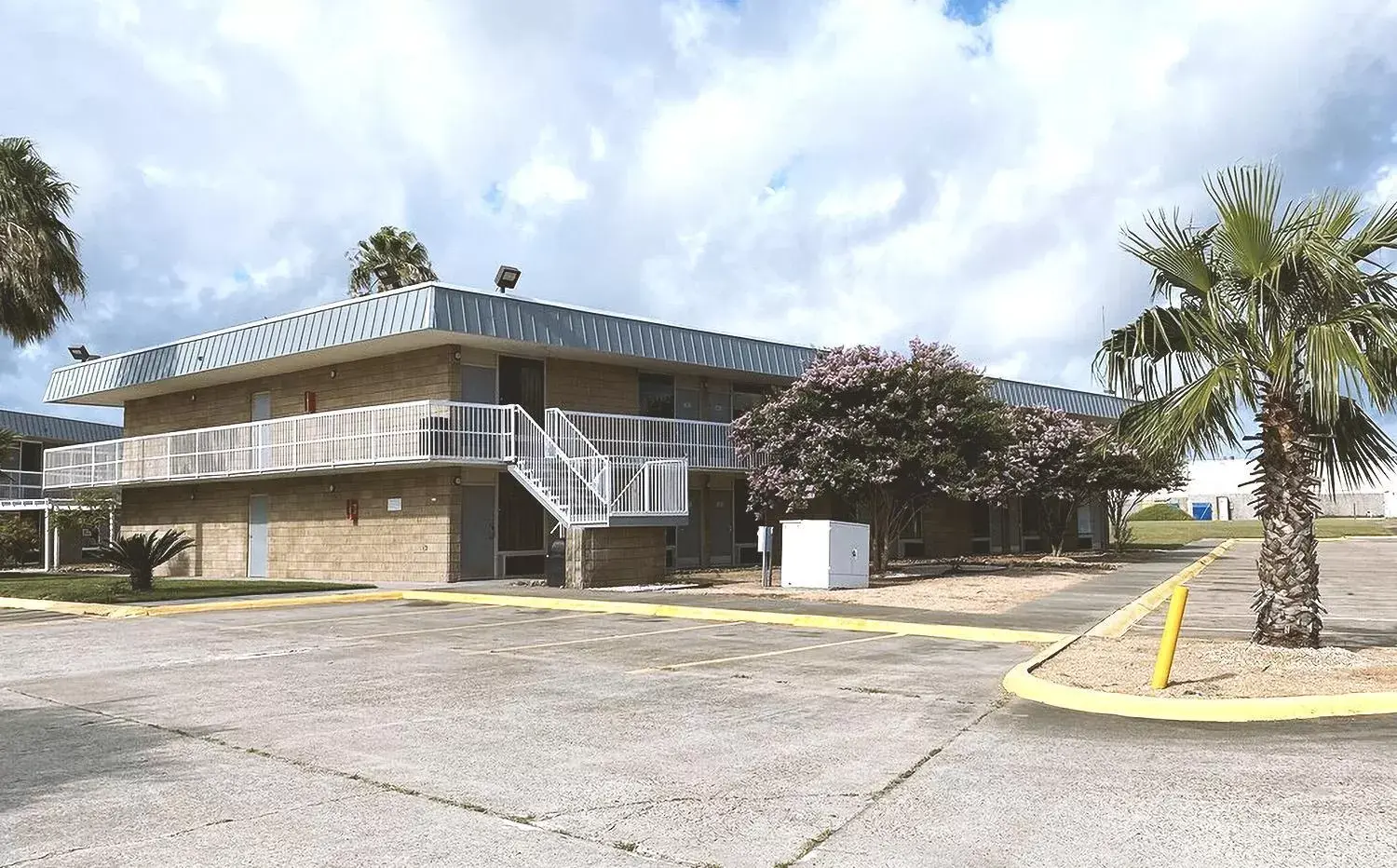 Property building in Sky Palace Inn & Suites By Jasper Beeville Property building in Sky Palace Inn & Suites By Jasper Beeville