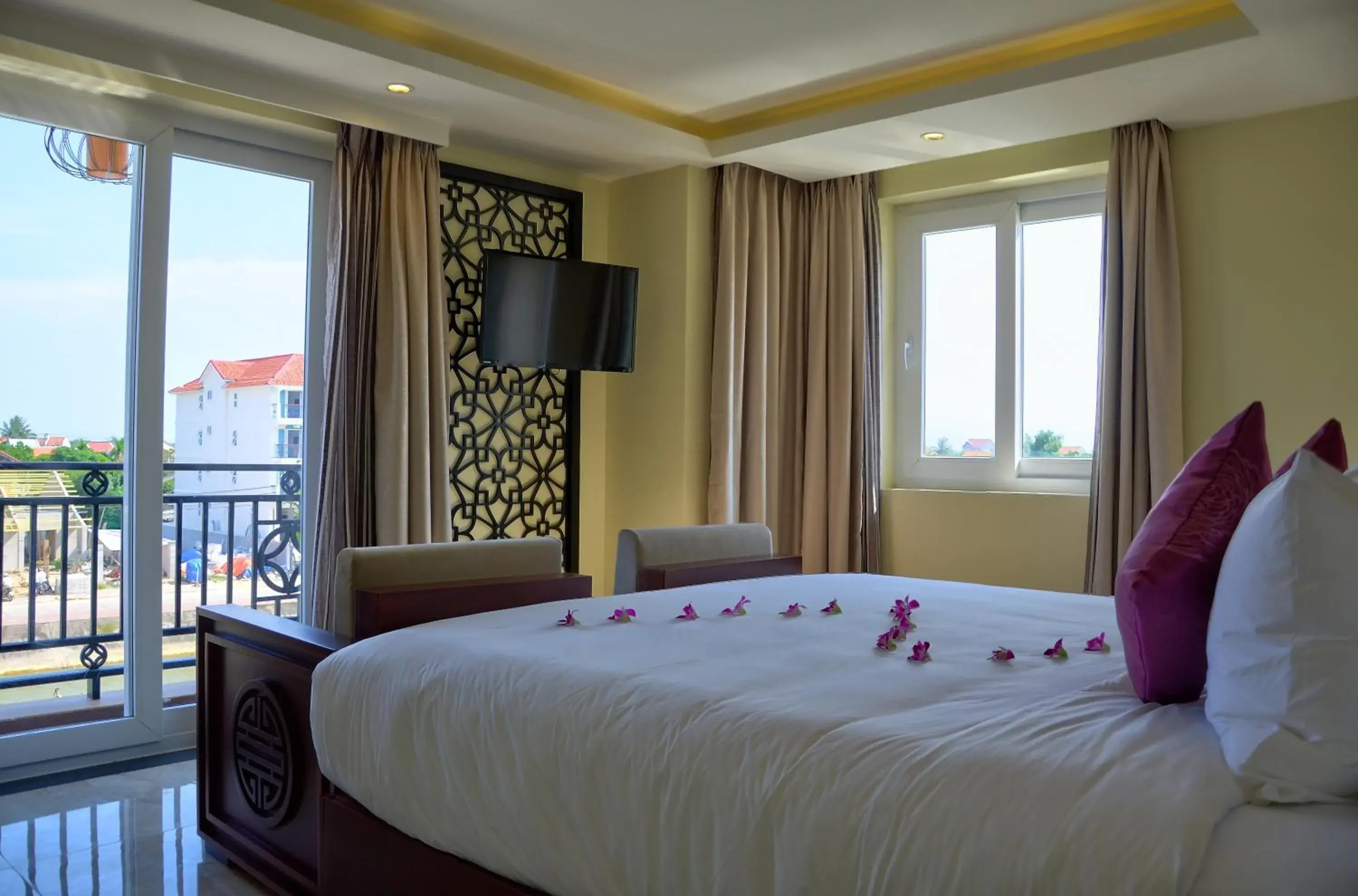 River view, Bed in River Suites Hoi An