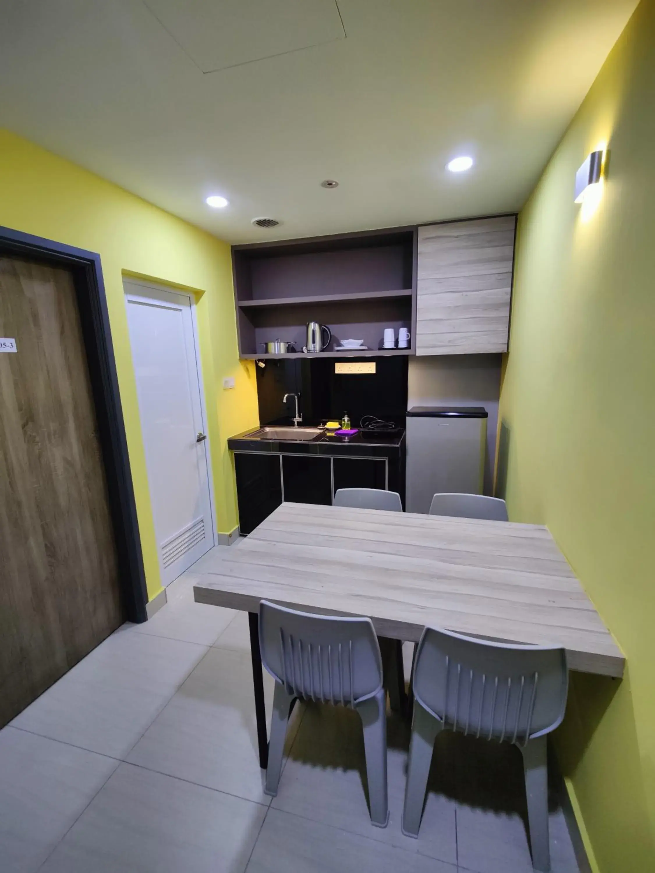 Kitchen or kitchenette, Dining Area in OYO 90848 Link Suite