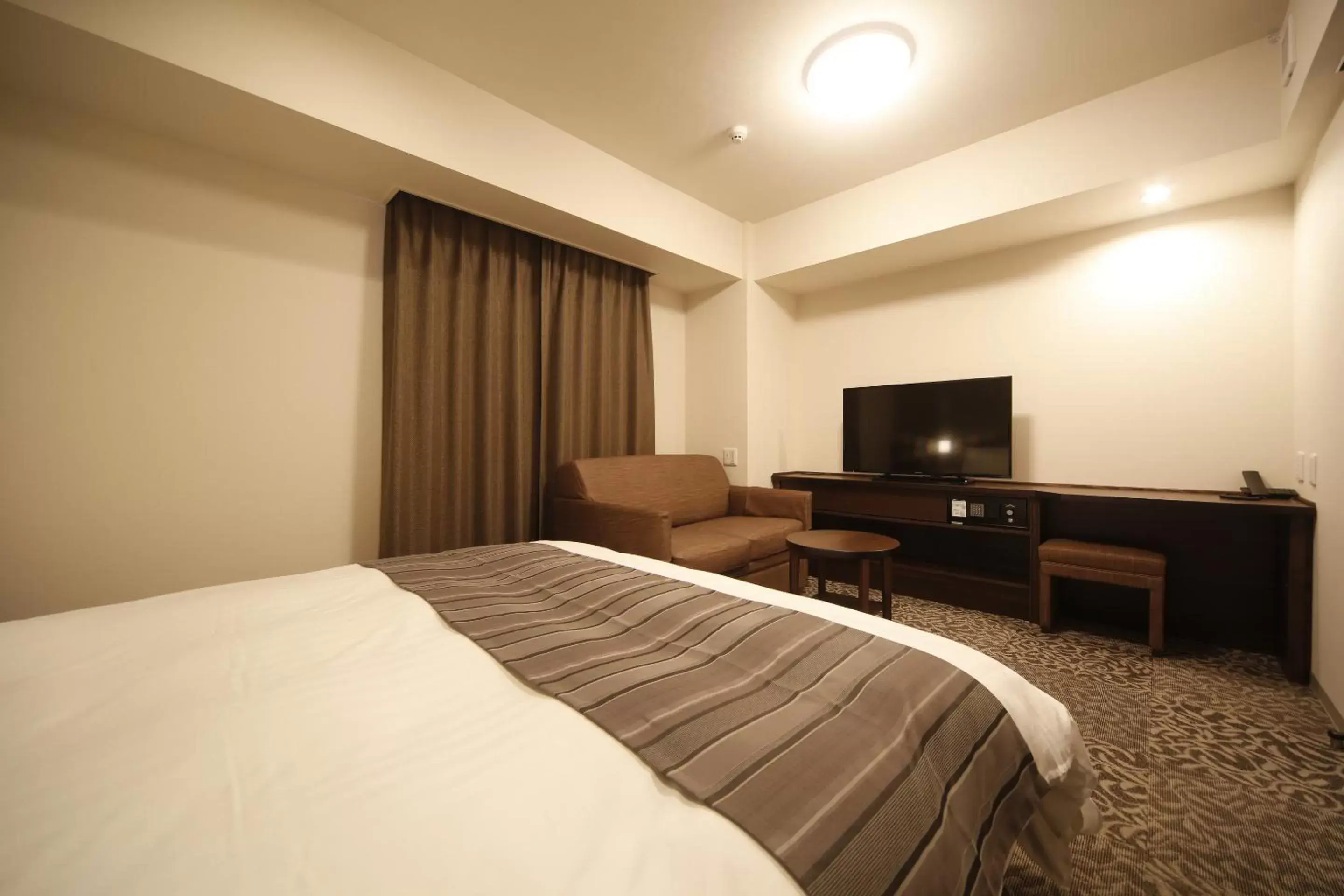 Bedroom, TV/Entertainment Center in Dormy Inn Kofu Marunouchi