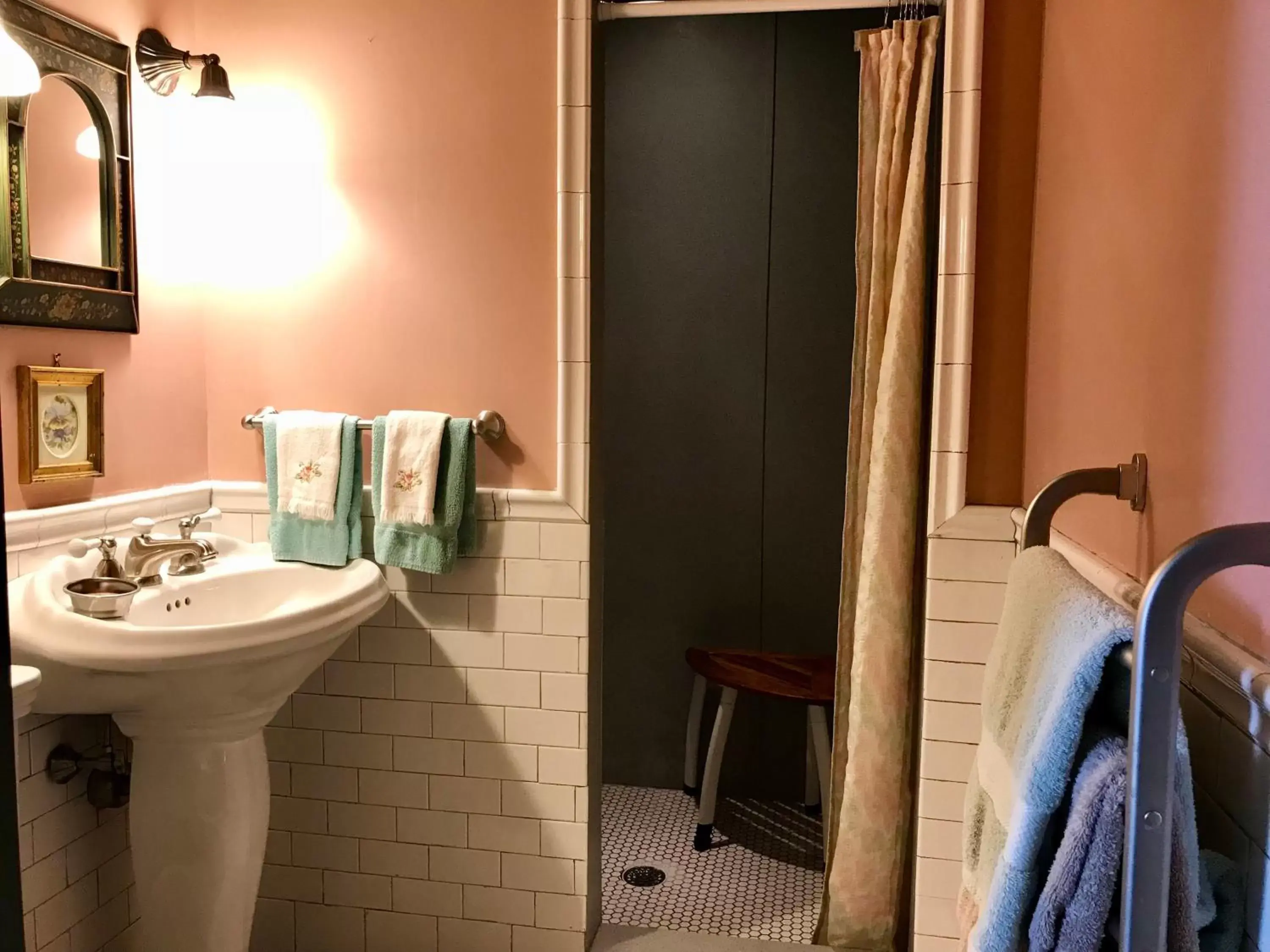 Shower, Bathroom in Hummingbird Inn