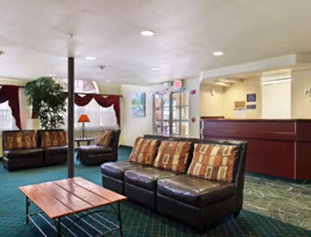 Communal lounge/ TV room, Lobby/Reception in Microtel Inn & Suites by Wyndham Wellton
