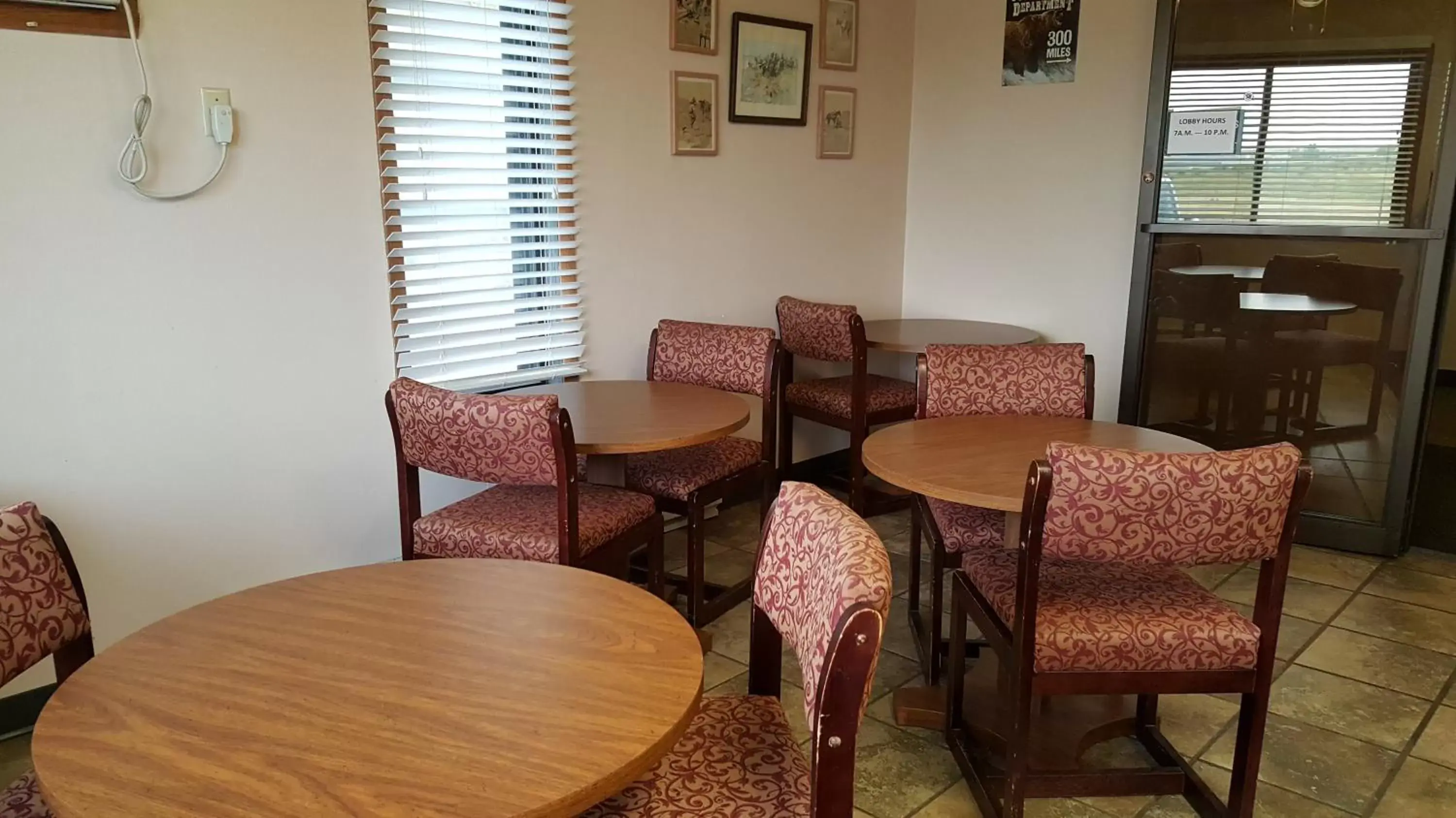 Lounge or bar, Dining Area in Rodeway Inn Gateway to Medora T-Roosevelt & Makoshika State Park