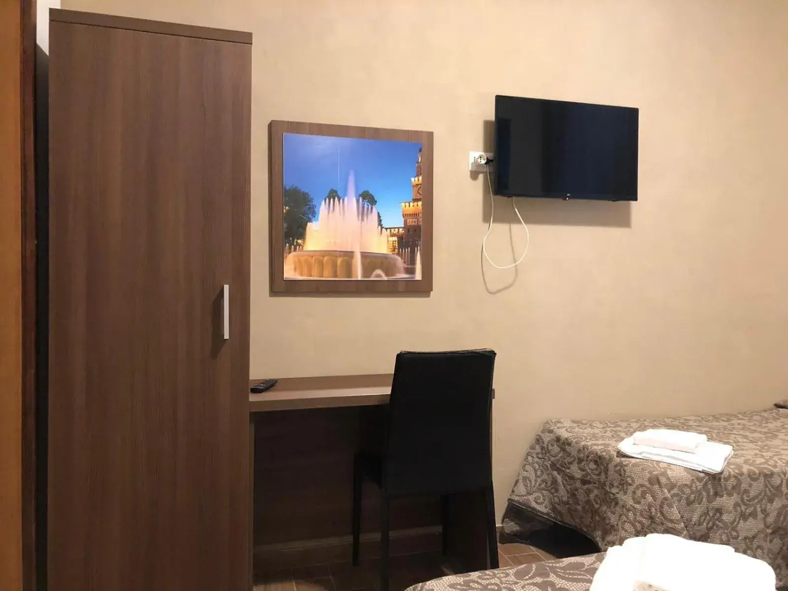 Bed, TV/Entertainment Center in Albergo Corvetto Corso Lodi