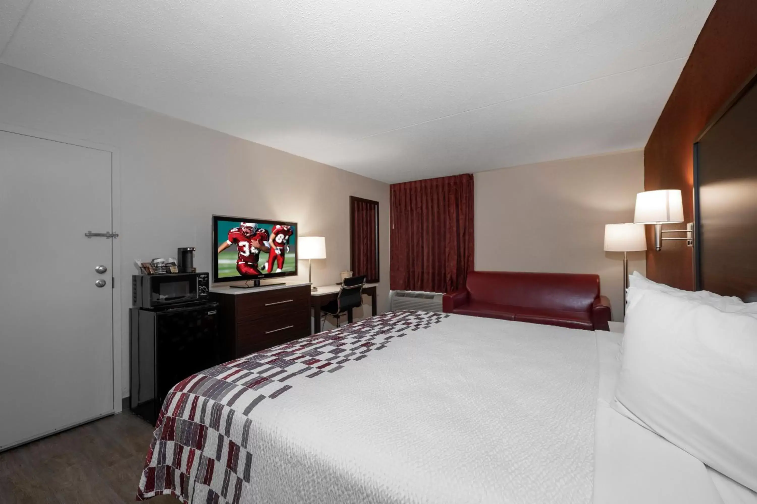 Bedroom, Bed in Red Roof Inn Leesburg