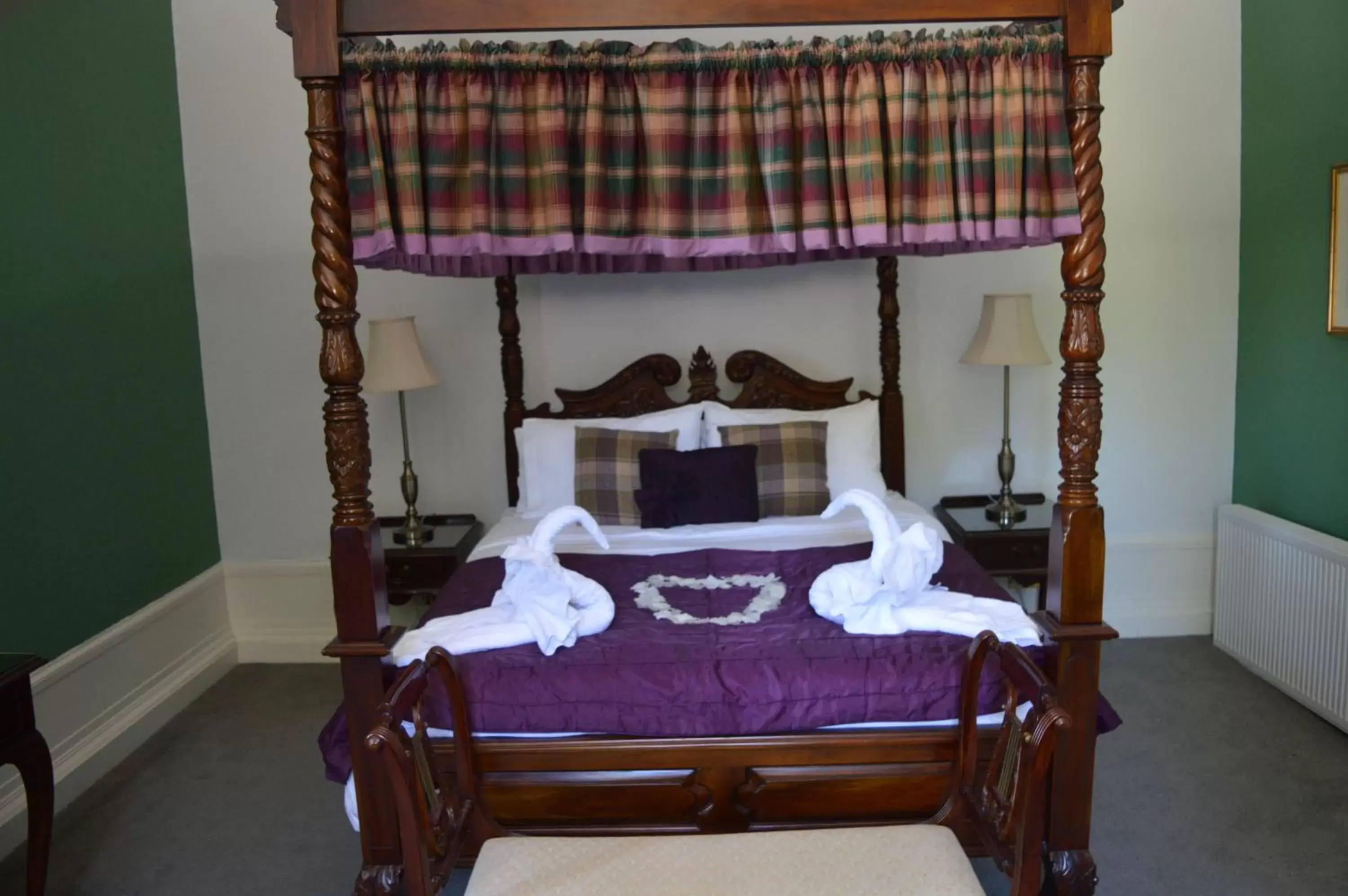 Bed in Bennachie Lodge Hotel in Kemnay