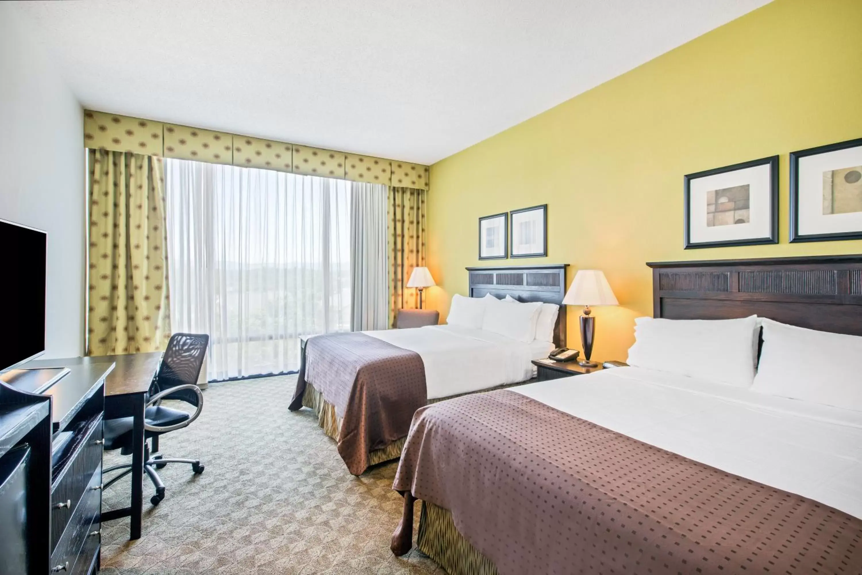 Photo of the whole room, Bed in Holiday Inn Roanoke - Tanglewood Route 419 & I 581, an IHG Hotel