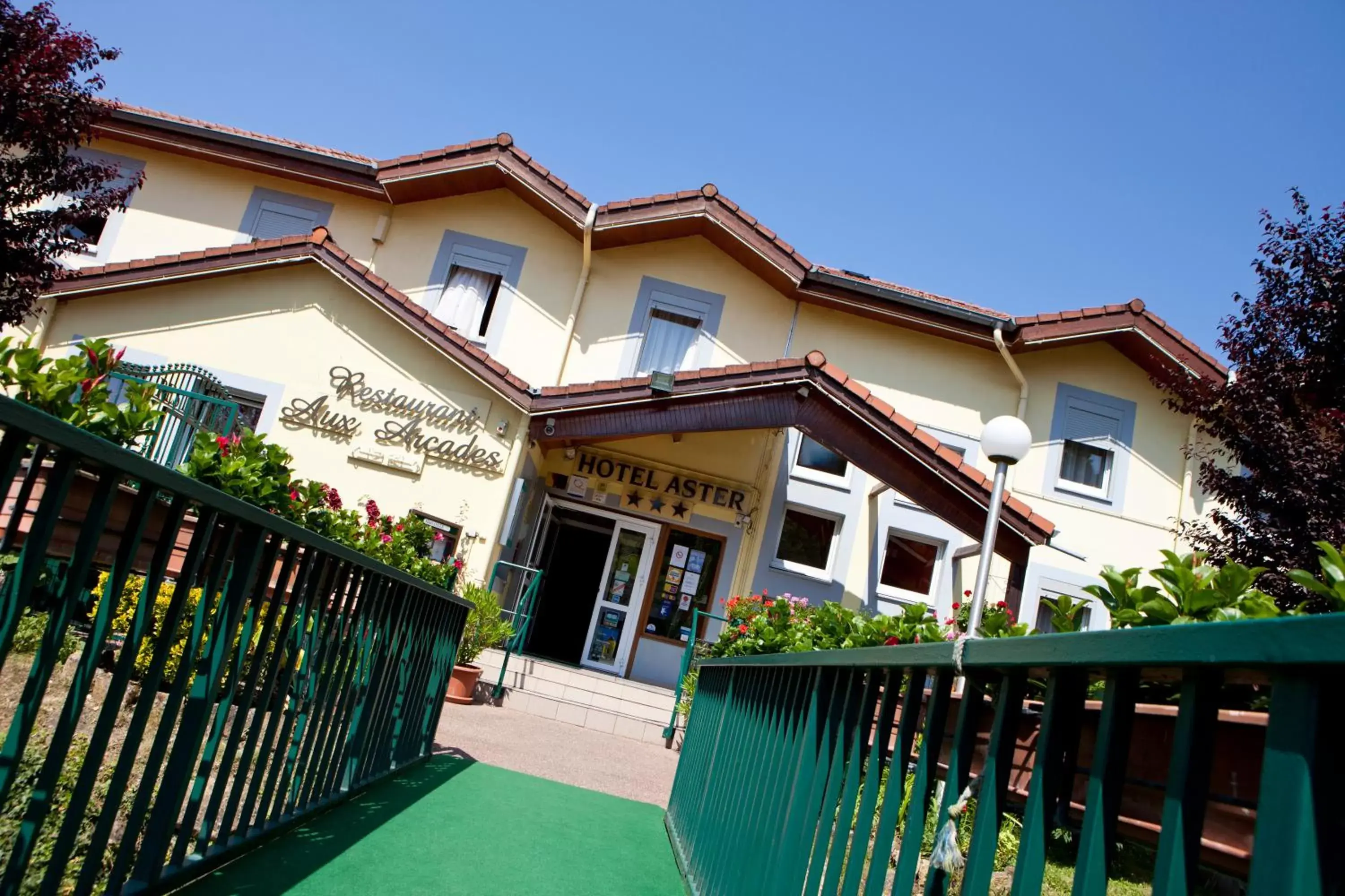 Property Building in Hôtel Aster Restaurant Aux Arcades