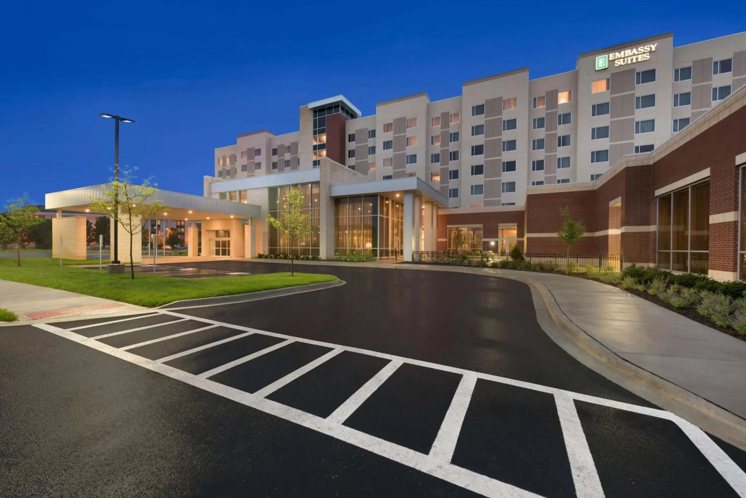Property Building in Embassy Suites by Hilton Chicago Naperville