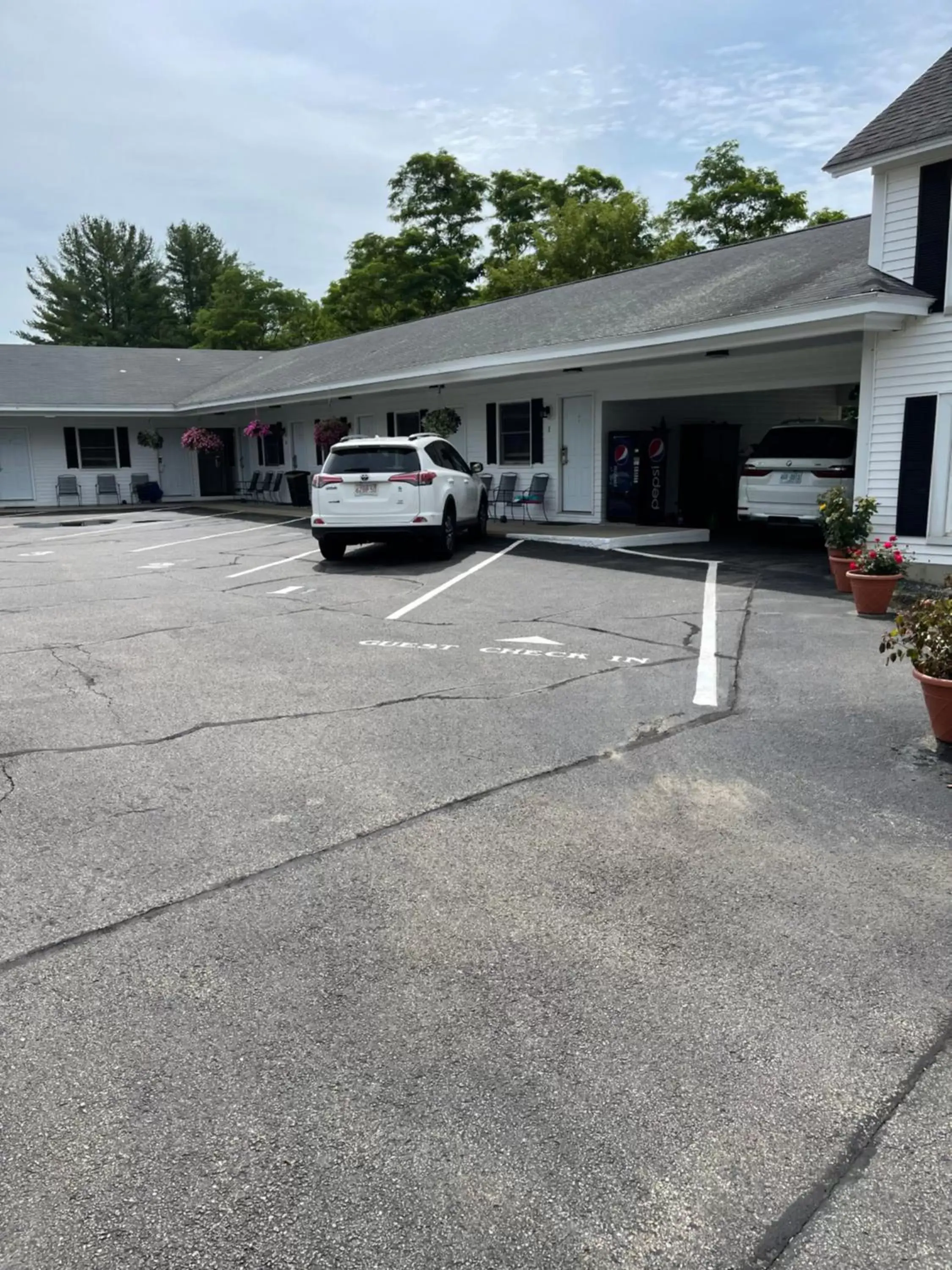 Parking, Property Building in Colonial Motel