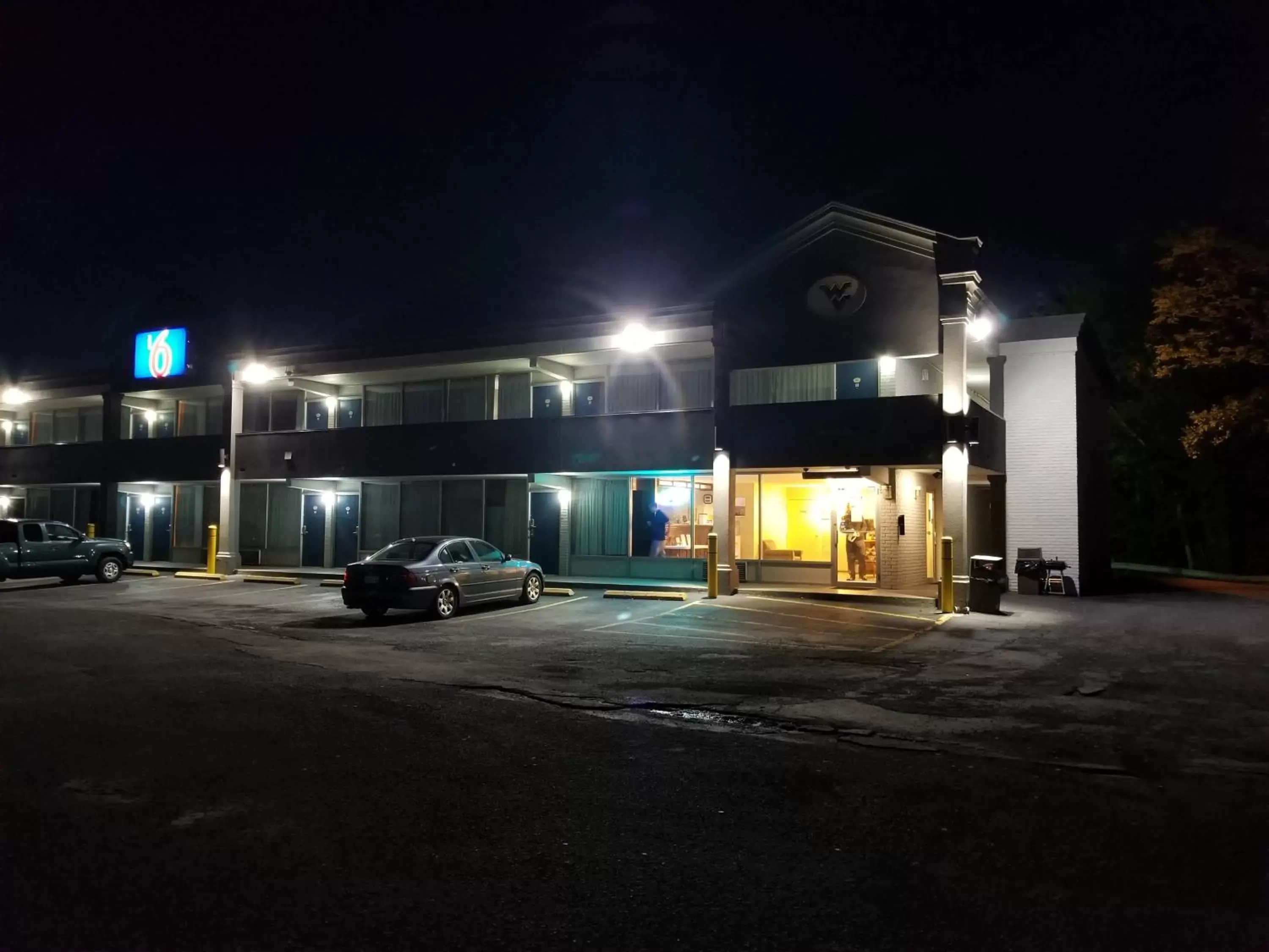 Facade/entrance, Property Building in Motel 6 Morgantown