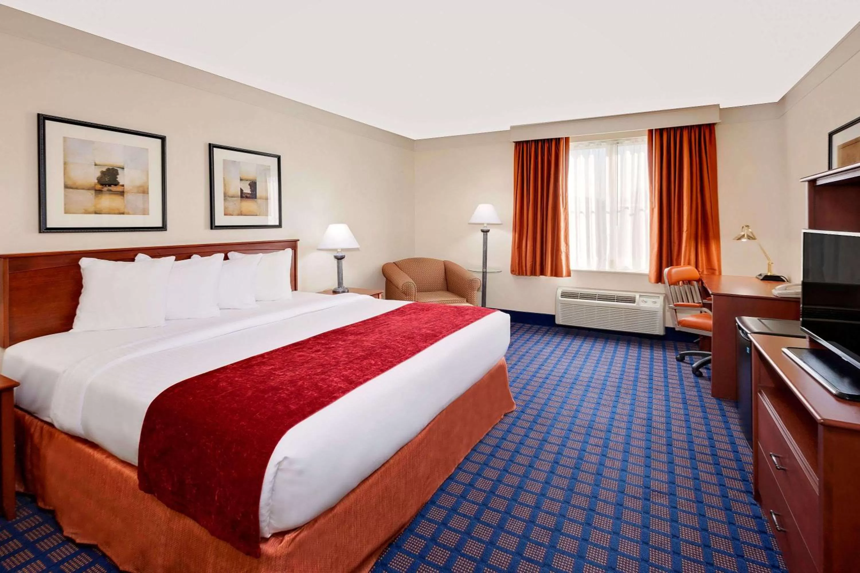 Photo of the whole room, Bed in Baymont by Wyndham Grand Rapids SW/Byron Center