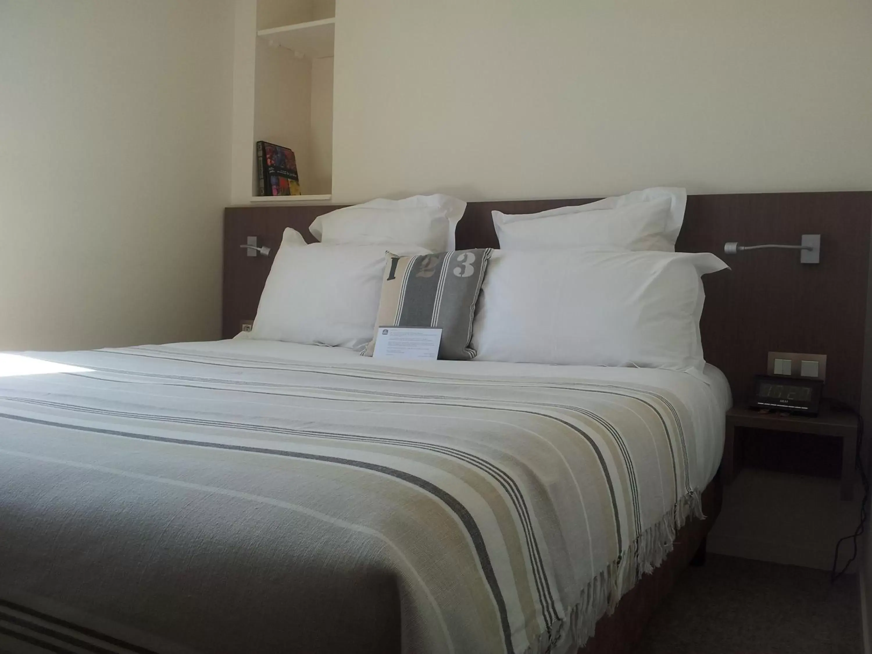 Comfort Room with Harbor View in Hôtel Le Benhuyc Comfort Room with Harbor View in Hôtel Le Benhuyc