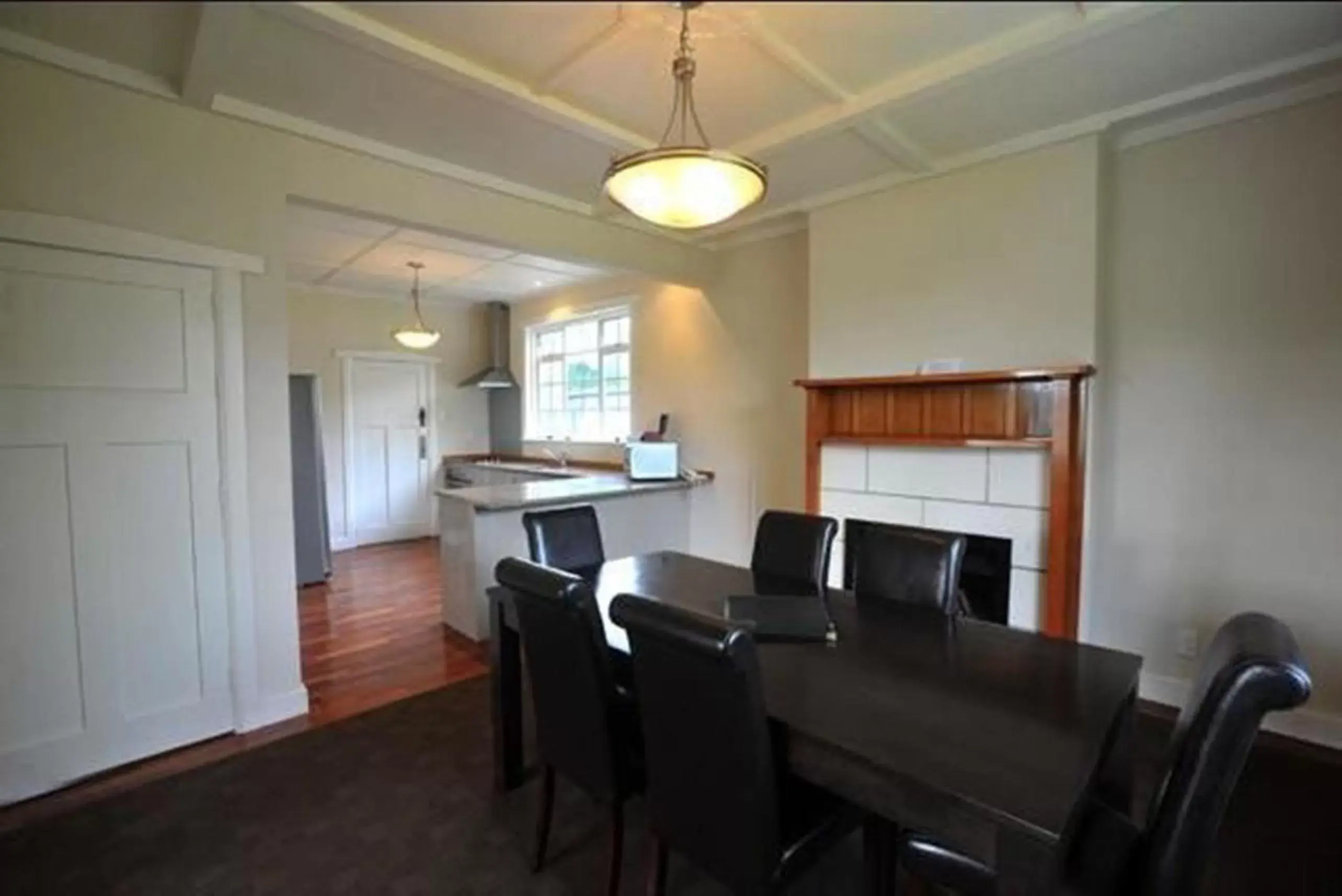 Kitchen or kitchenette, Dining Area in Auto Lodge Motor Inn