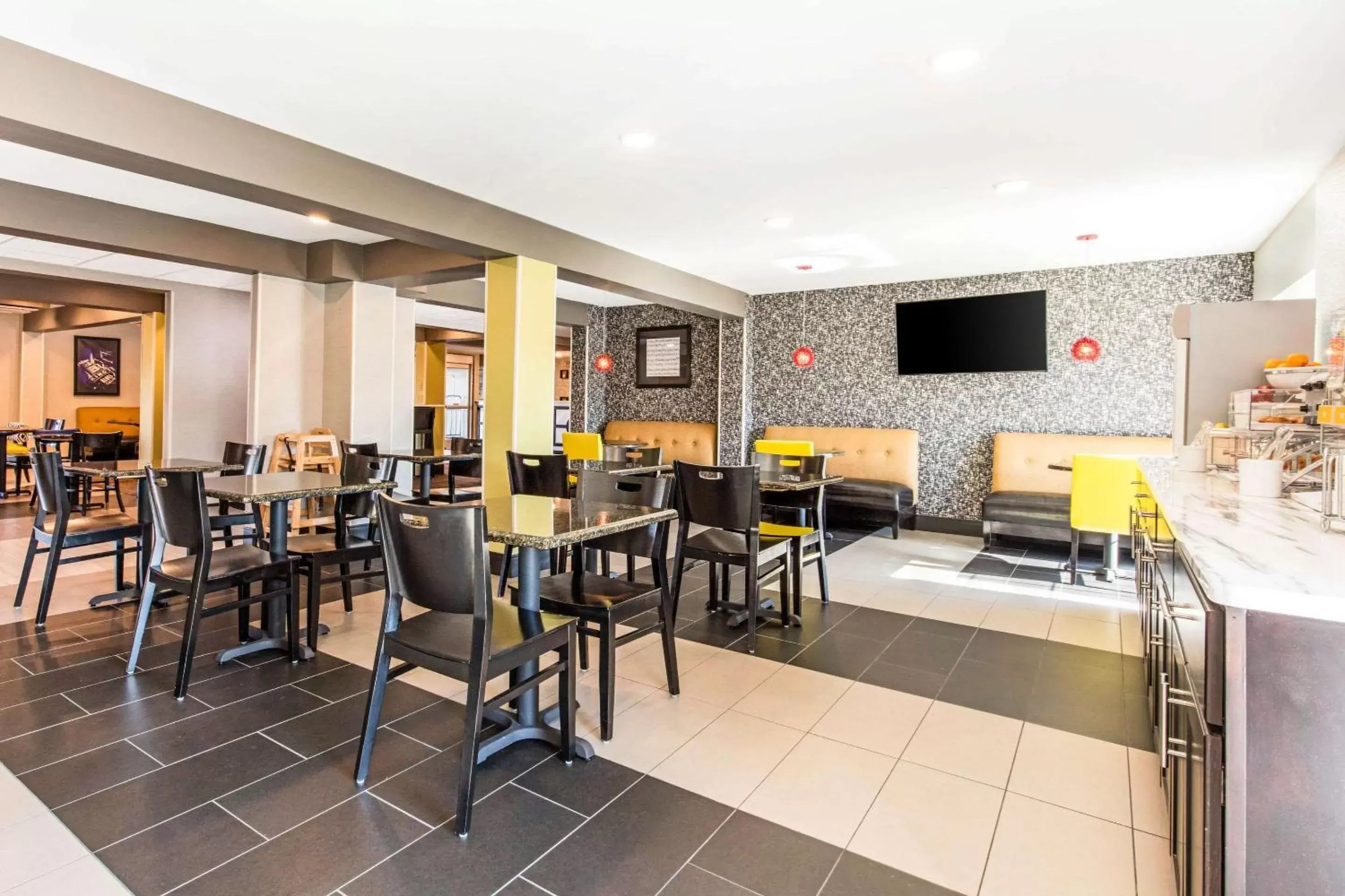 Restaurant/Places to Eat in Comfort Inn Airport