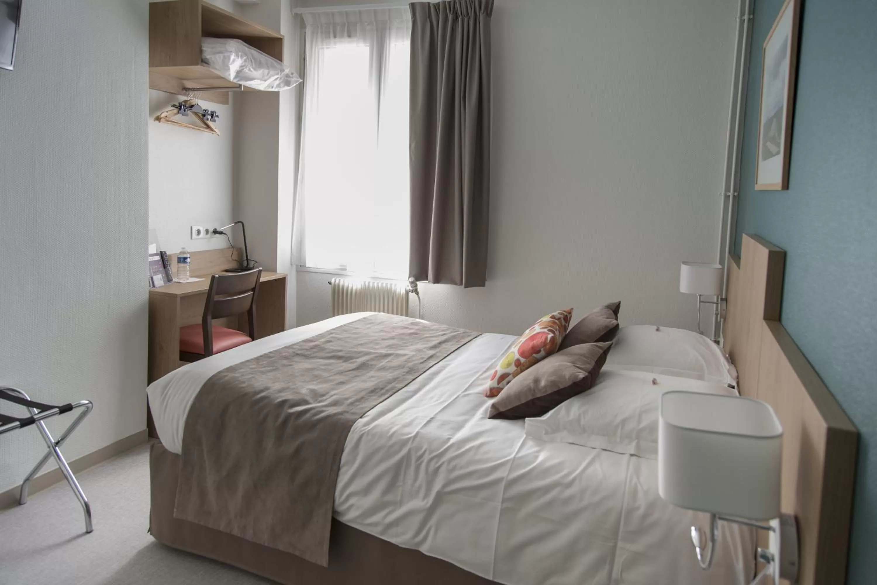 Bedroom, Bed in Logis Hôtel Chaptal, Amboise