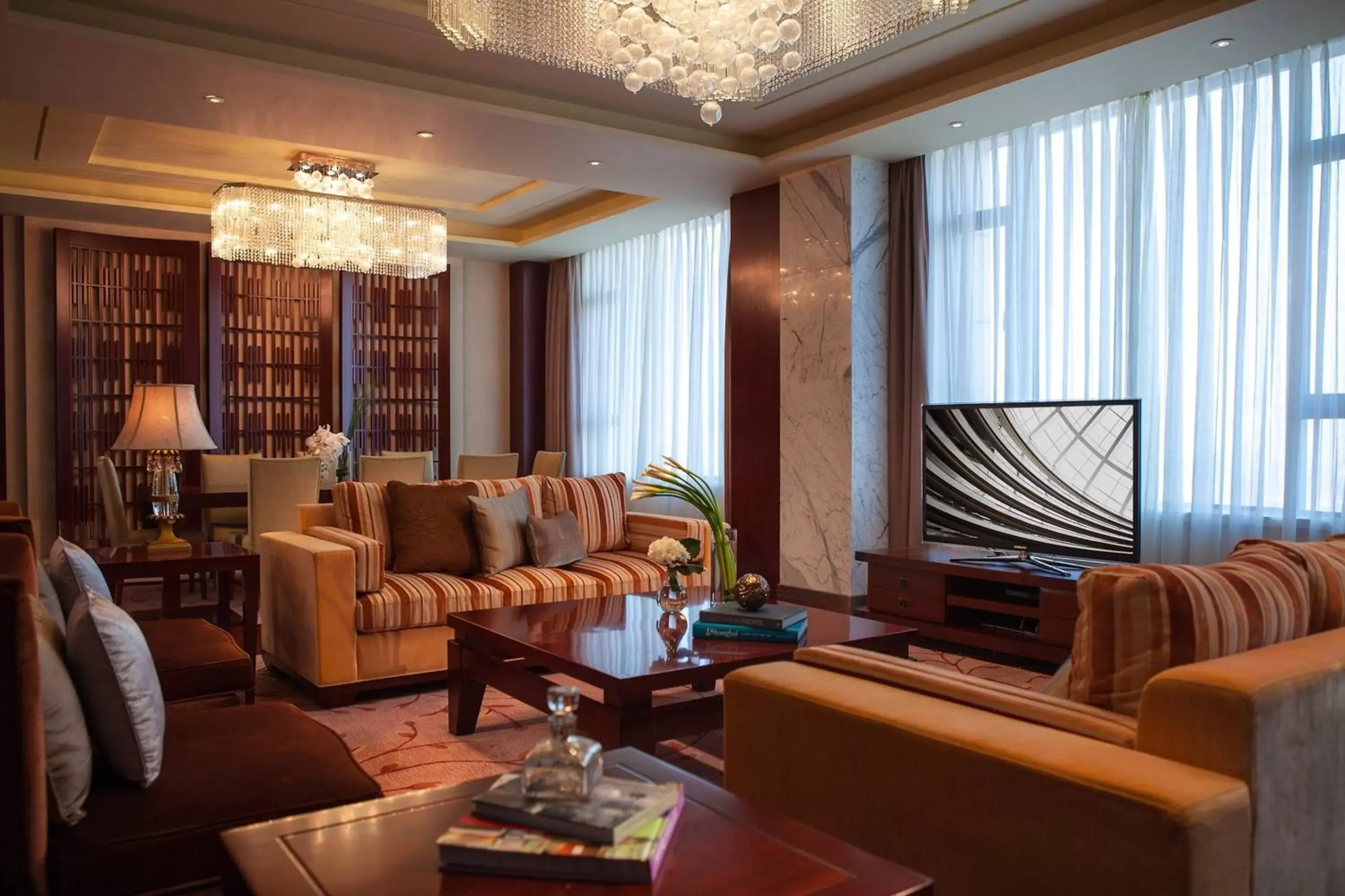 Photo of the whole room, Seating Area in Renaissance Tianjin Lakeview Hotel