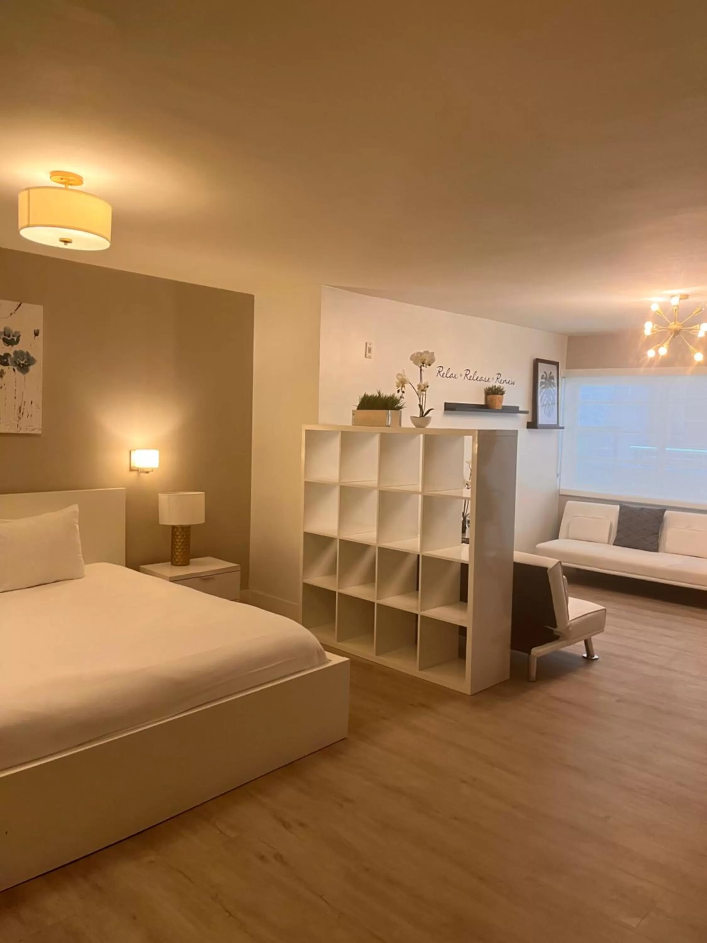 Bedroom, Bed in Suites at The Strand on Ocean Drive