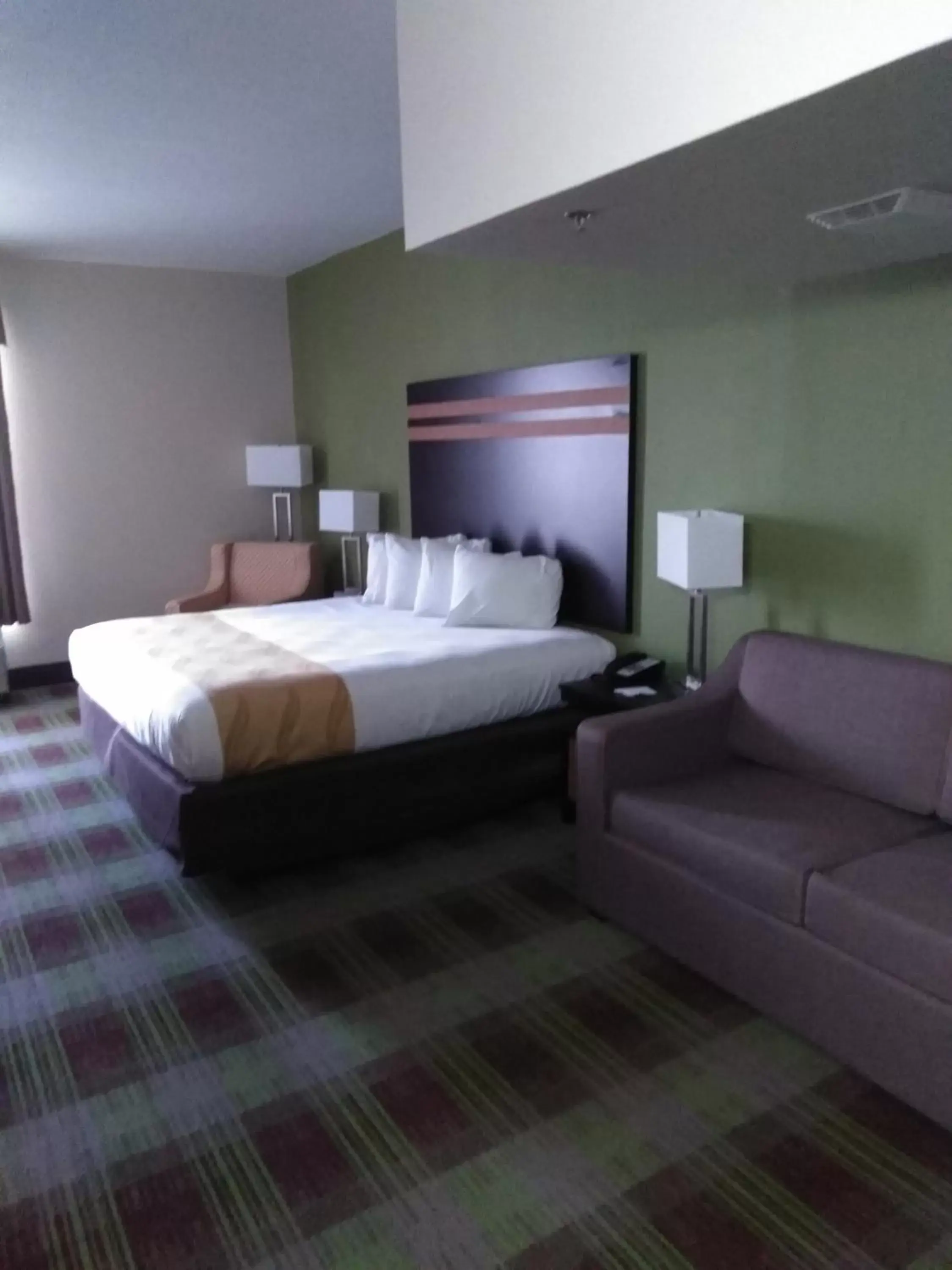 Photo of the whole room, Bed in Quality Inn & Suites