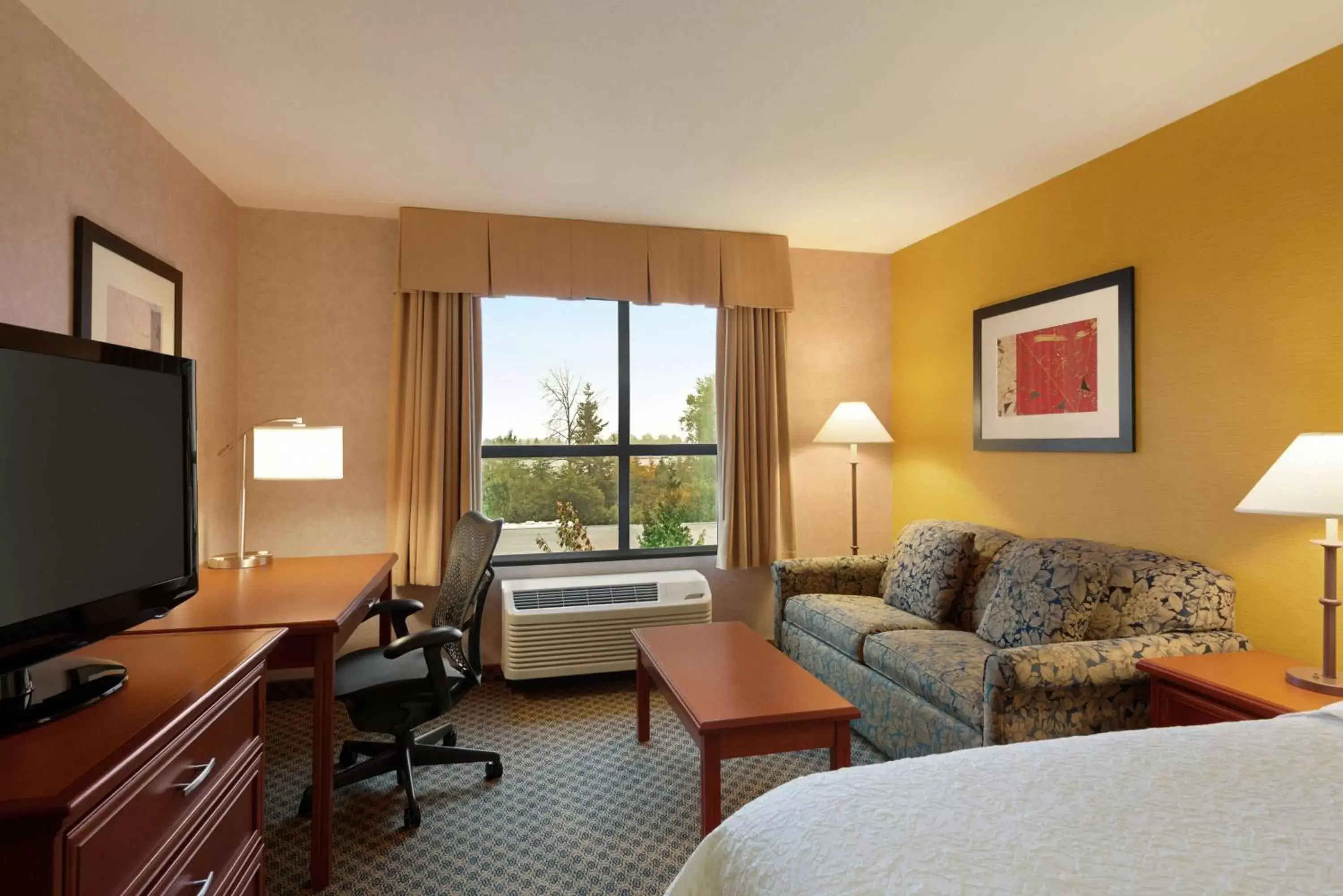 Bedroom, Seating Area in Hampton Inn & Suites by Hilton Langley-Surrey