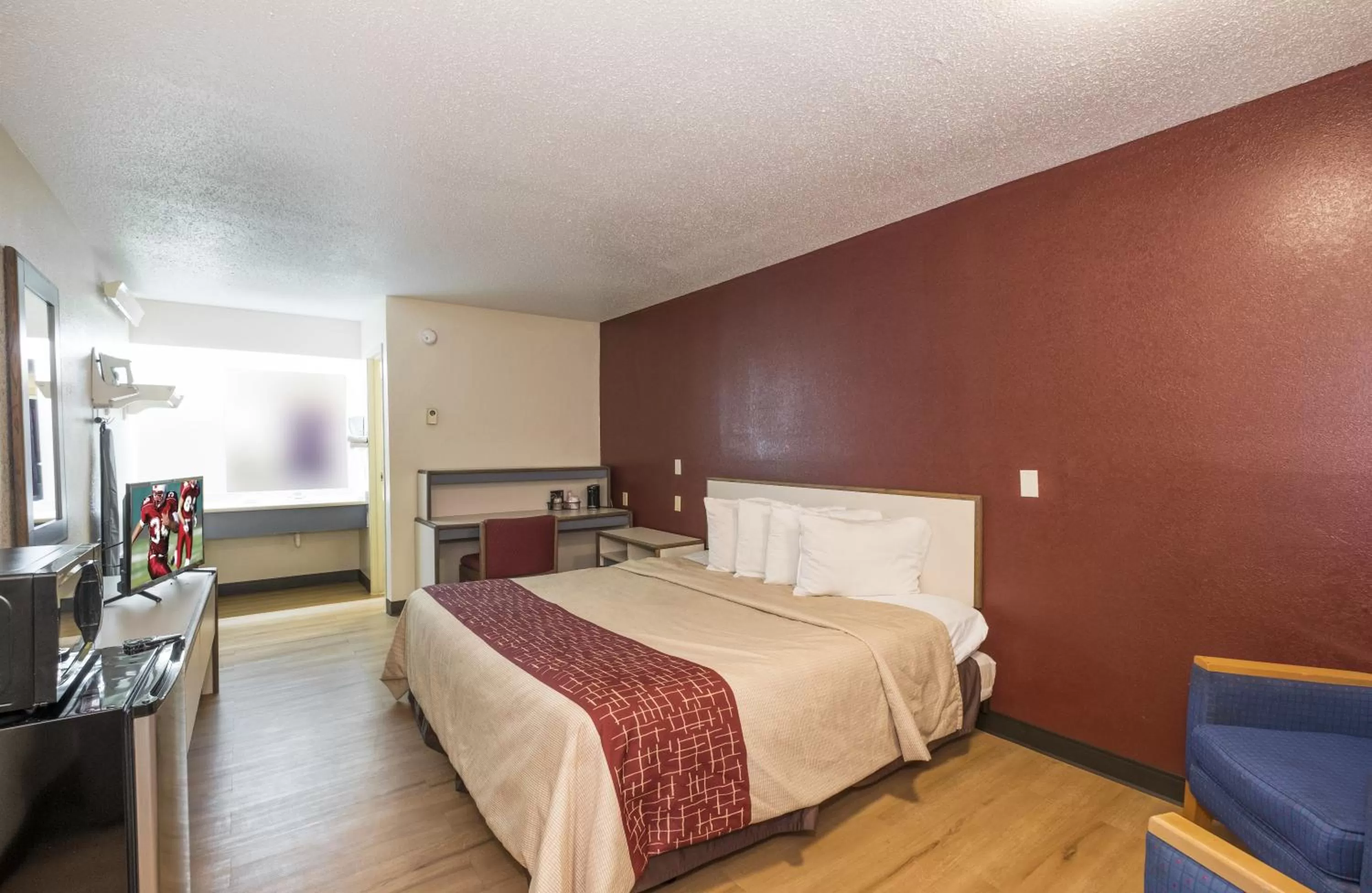 Photo of the whole room, Bed in Red Roof Inn Atlanta-Norcross