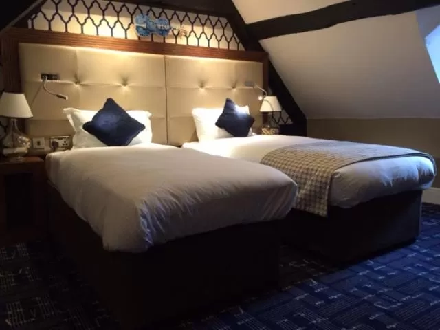 Shower, Bed in The Crown Wetherspoon