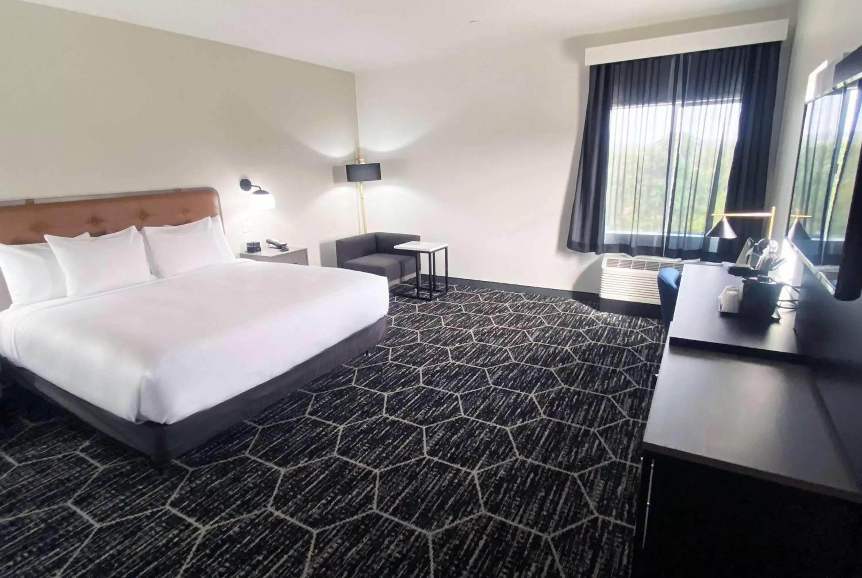 King Room with Mobility/Hearing Access and Roll-In Shower, Non-Smoking in La Quinta Inn & Suites by Wyndham Yucaipa