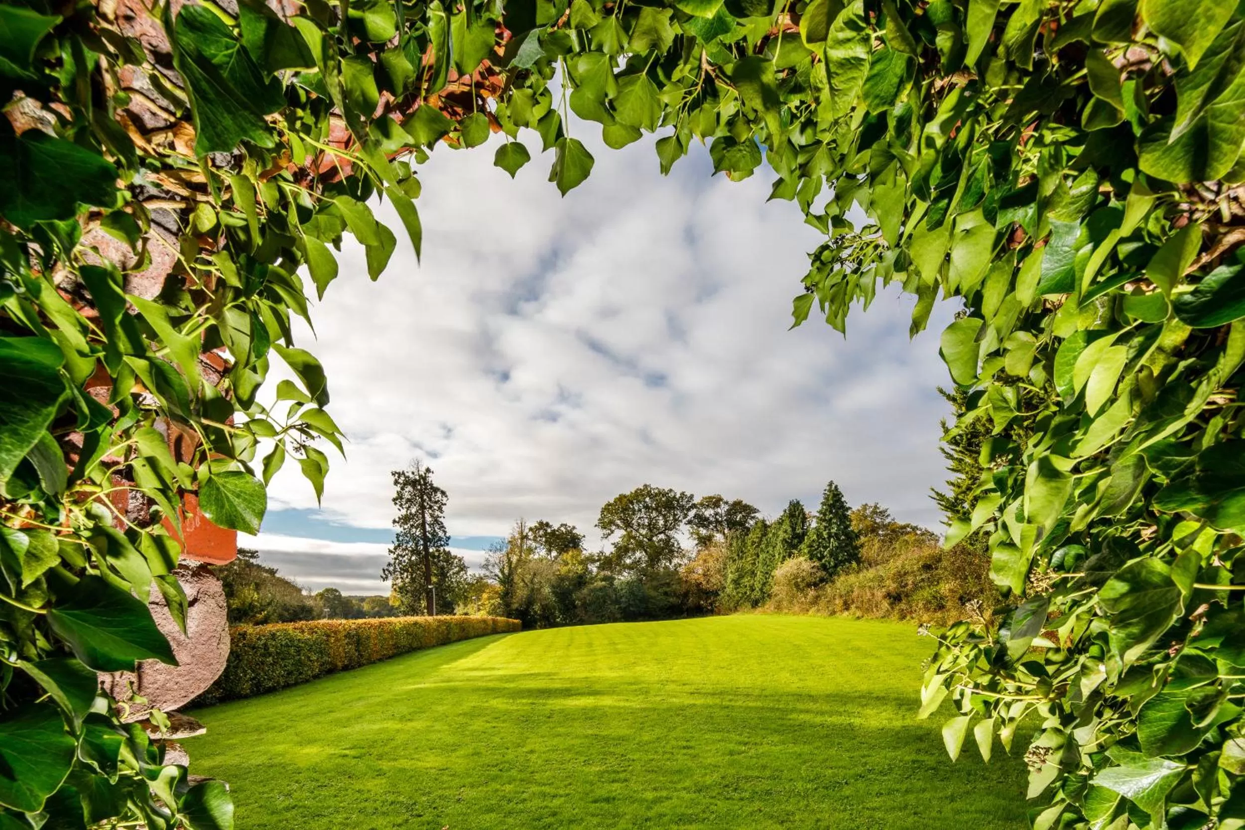 Garden in Mercure Bristol North The Grange Hotel