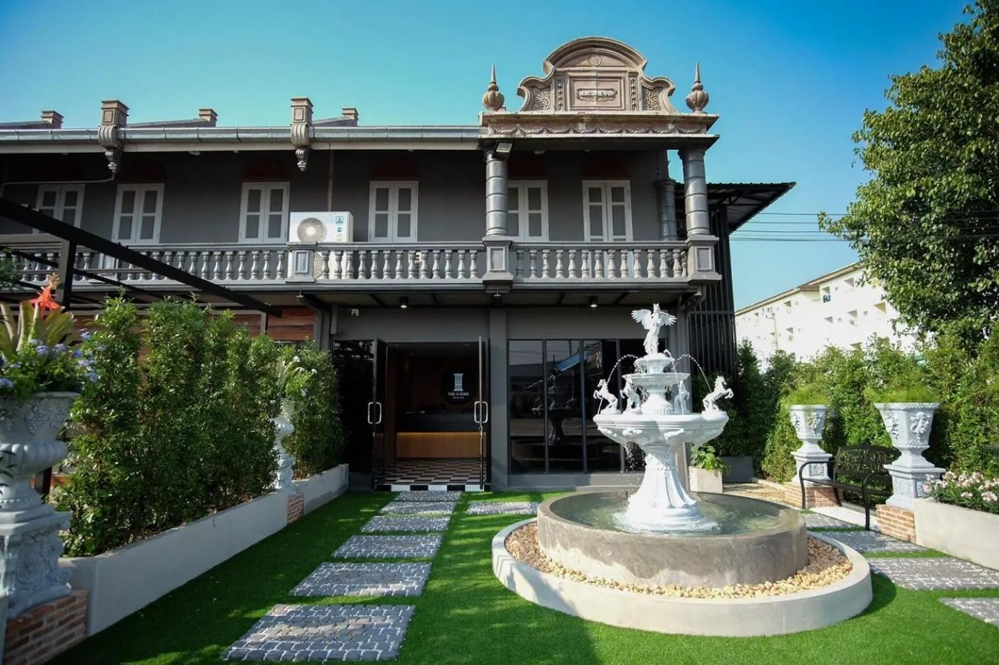 Facade/entrance in The O-Zone Airport Inn