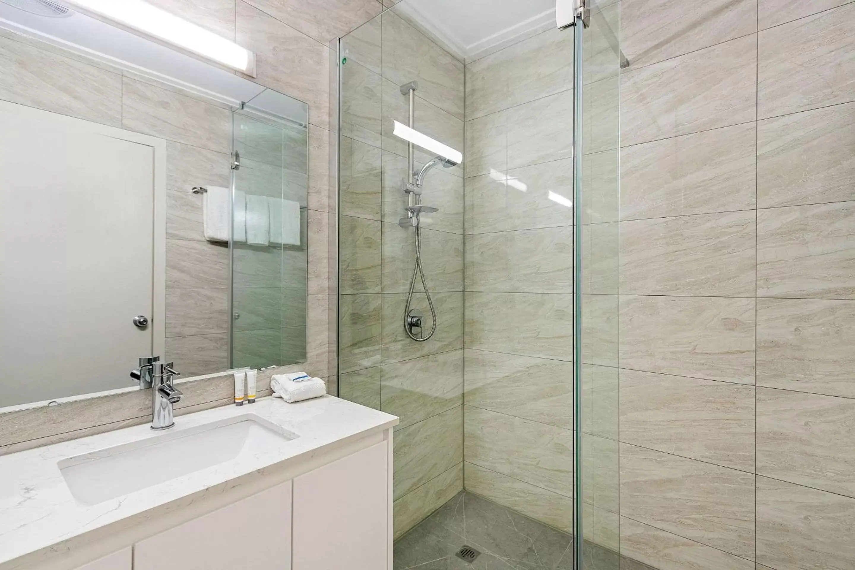 Bathroom in Knox International Hotel and Apartments