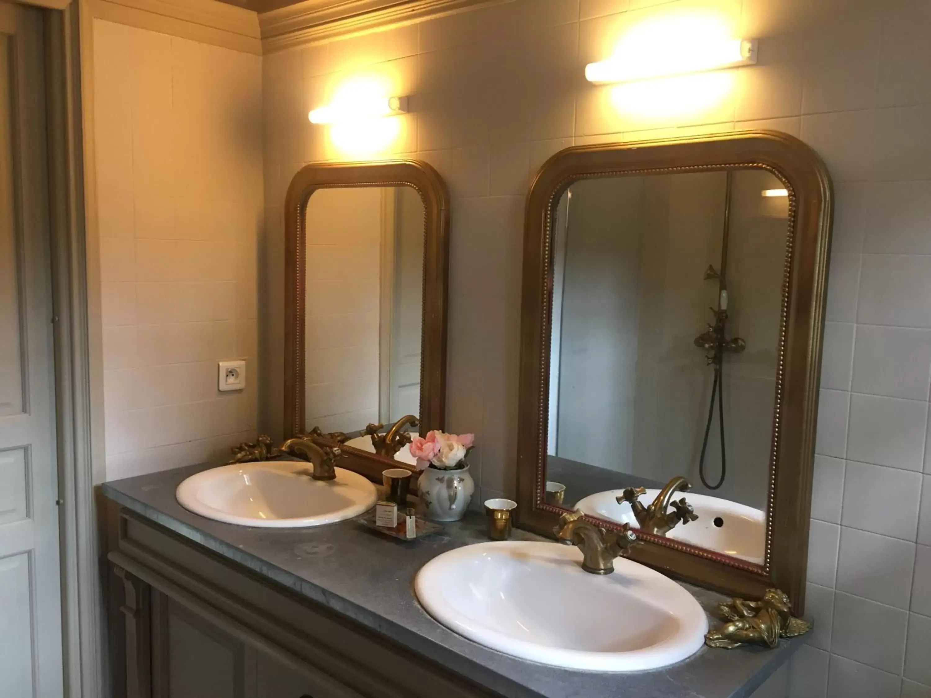 Bathroom in Château Ratou
