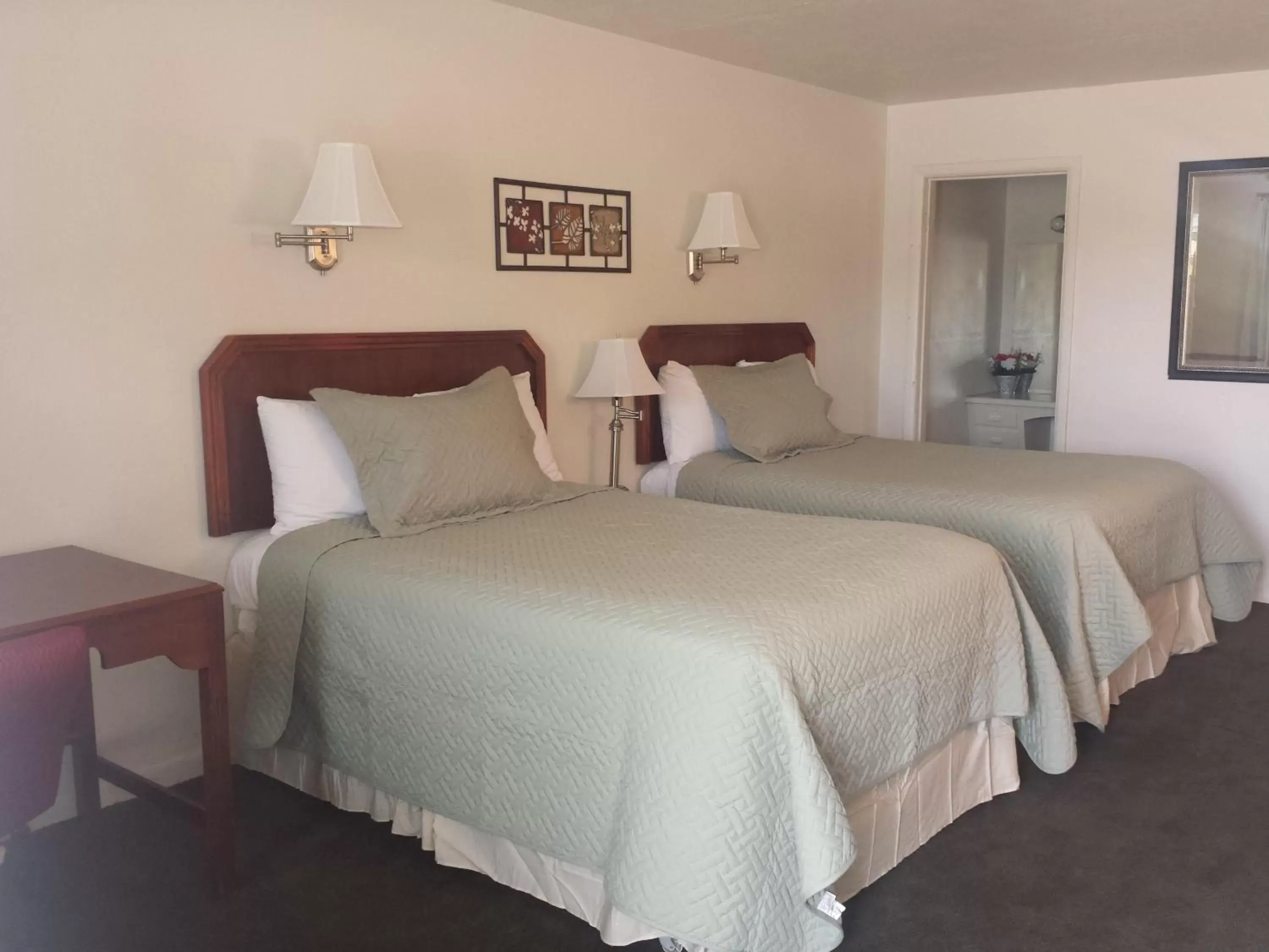 Photo of the whole room, Bed in West Plains Motel