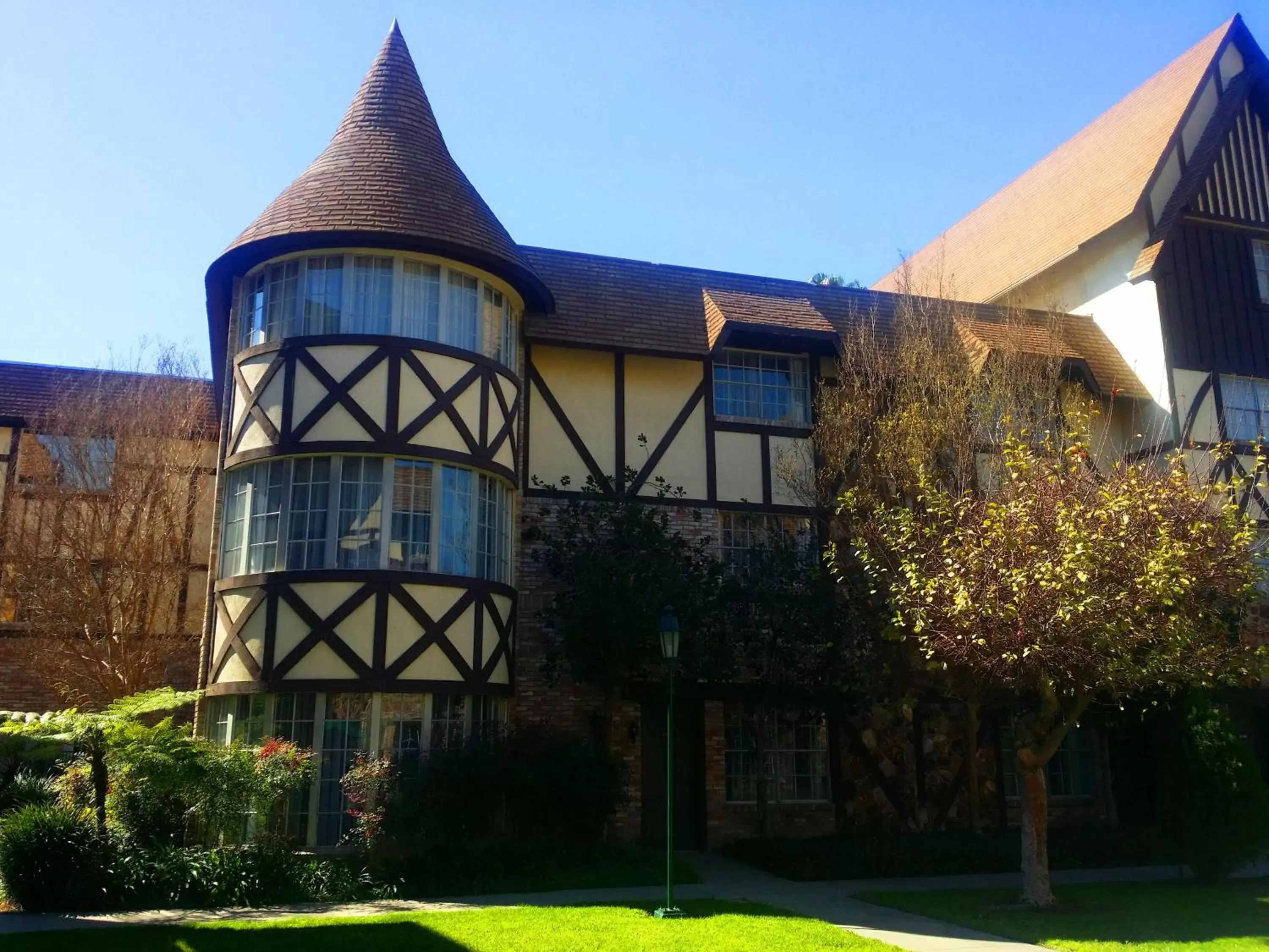 Property Building in Anaheim Majestic Garden Hotel