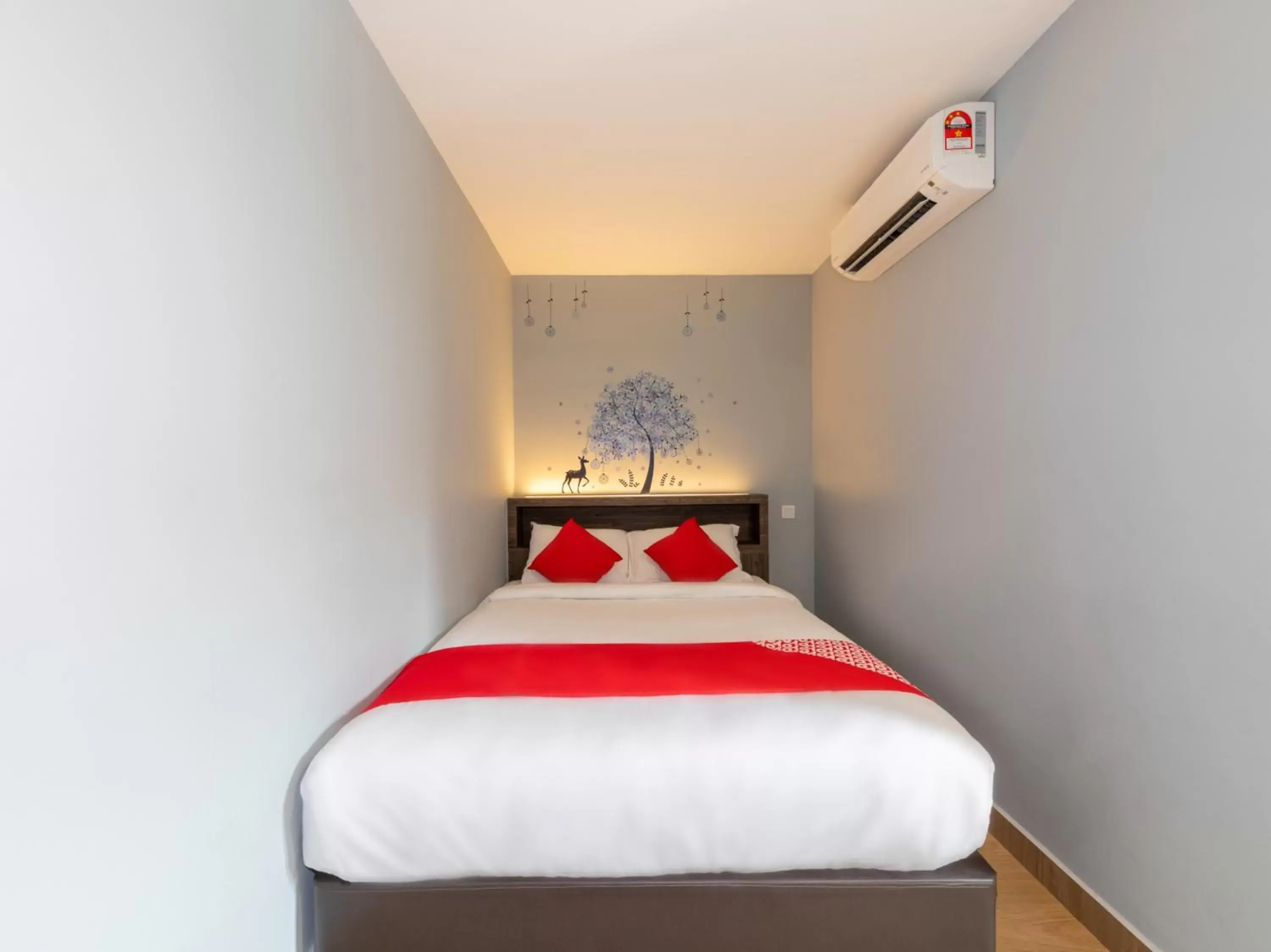 Bedroom, Bed in OYO 429 Sunlight Hotel
