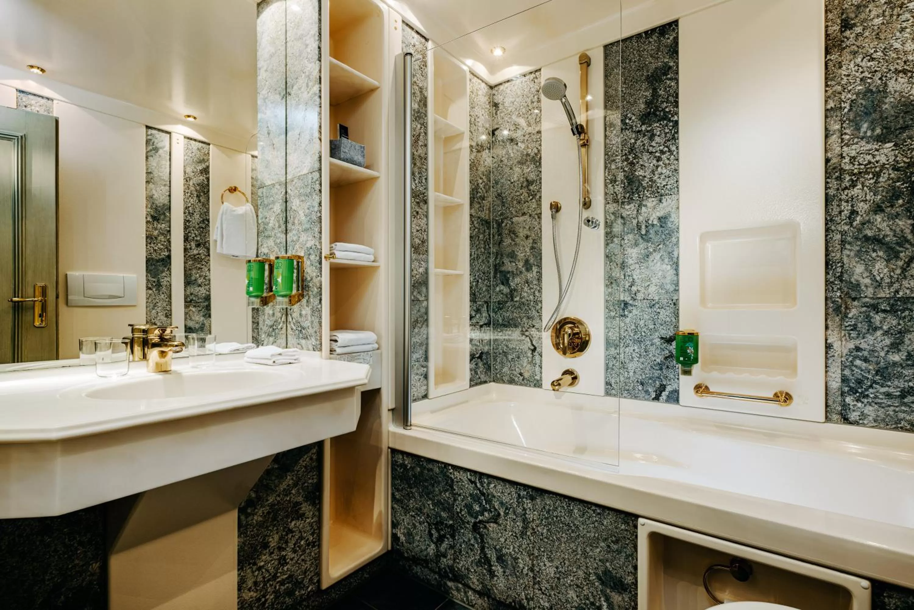 Shower in Romantik Berghotel Astenkrone