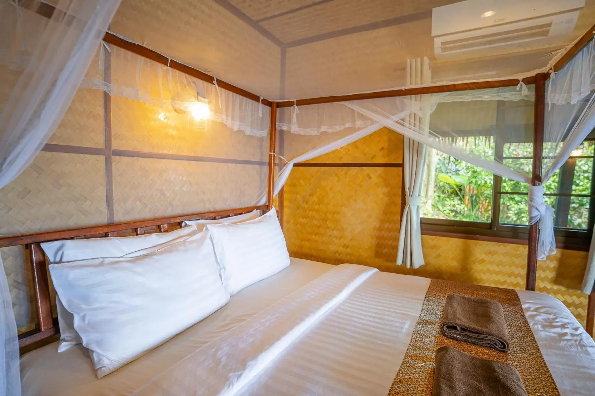 Bedroom, Bed in Koh Jum Resort