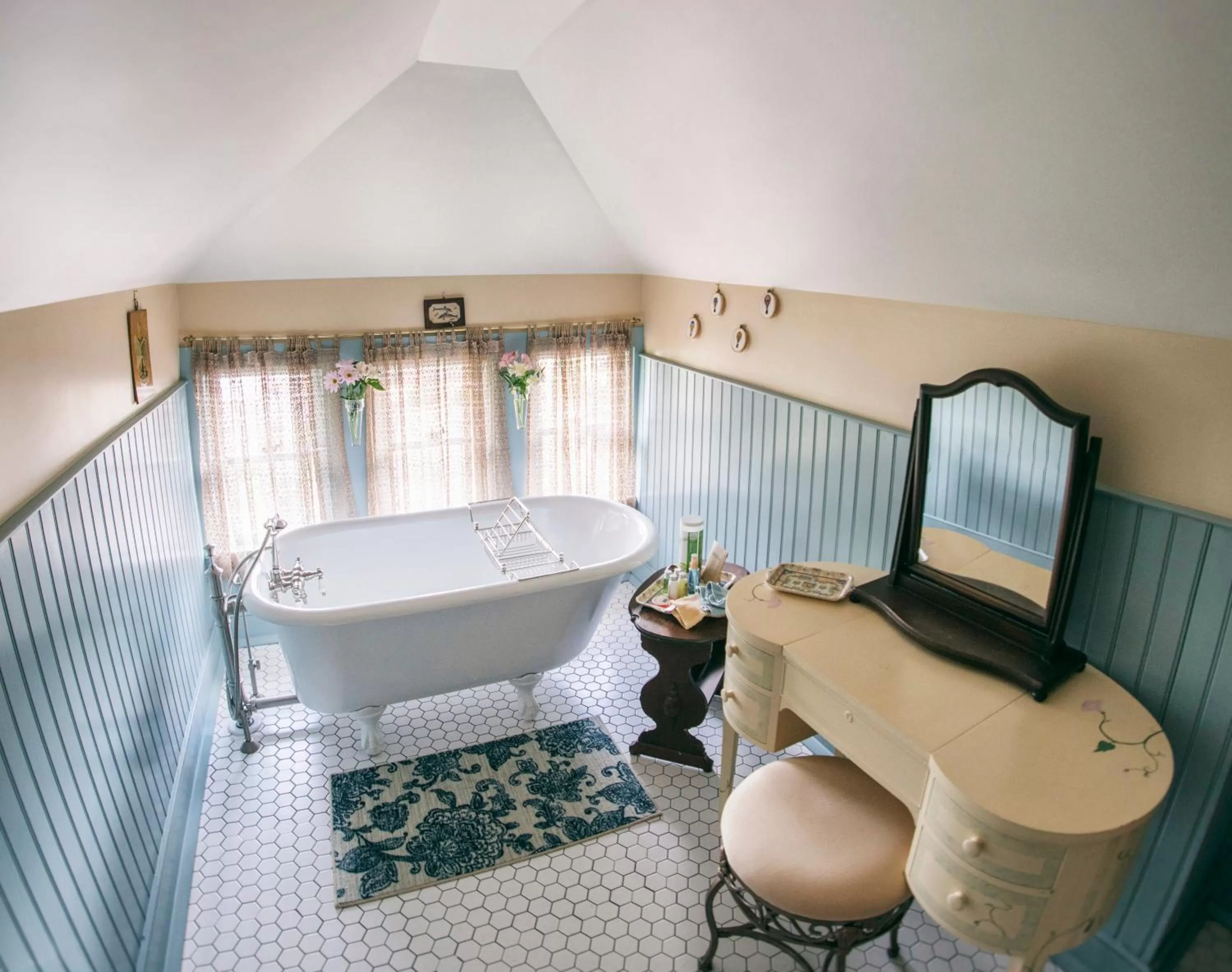 Shower, Bathroom in Hummingbird Inn